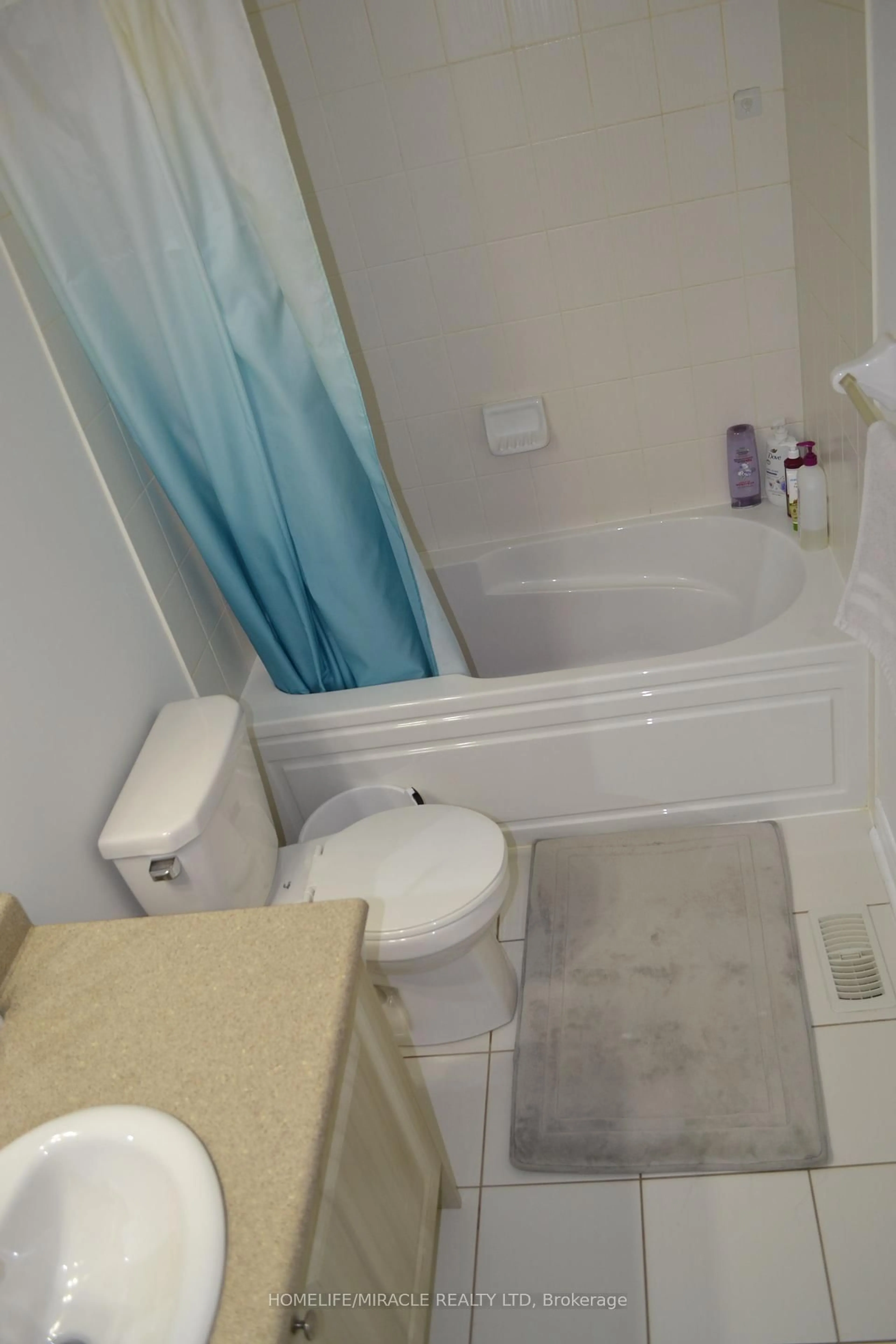 Standard bathroom, floor is not visible for 30 Kamori Rd, Caledon Ontario L7C 2H1