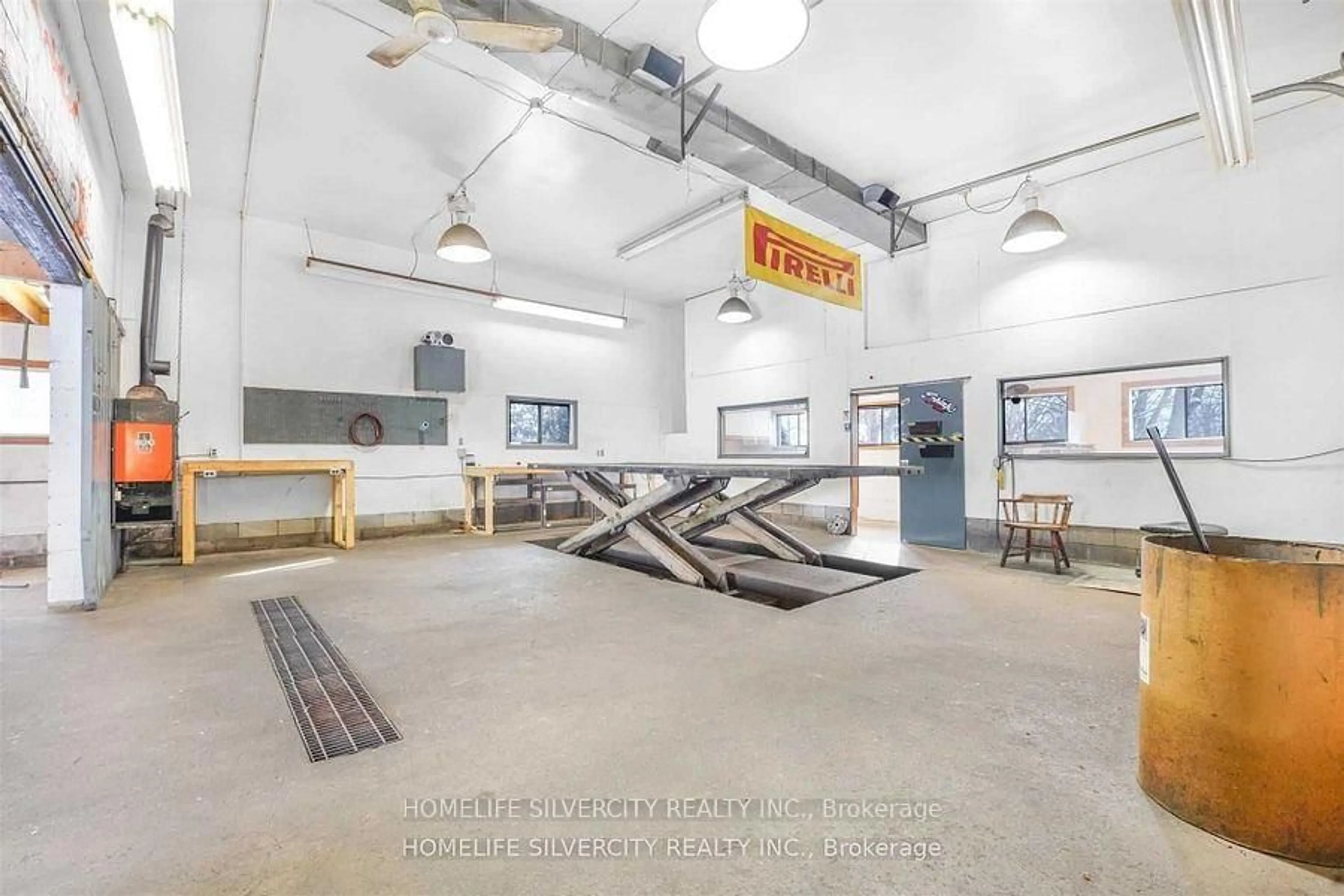 Indoor garage for 7848 Castlederg Sdrd, Caledon Ontario L7E 0R8