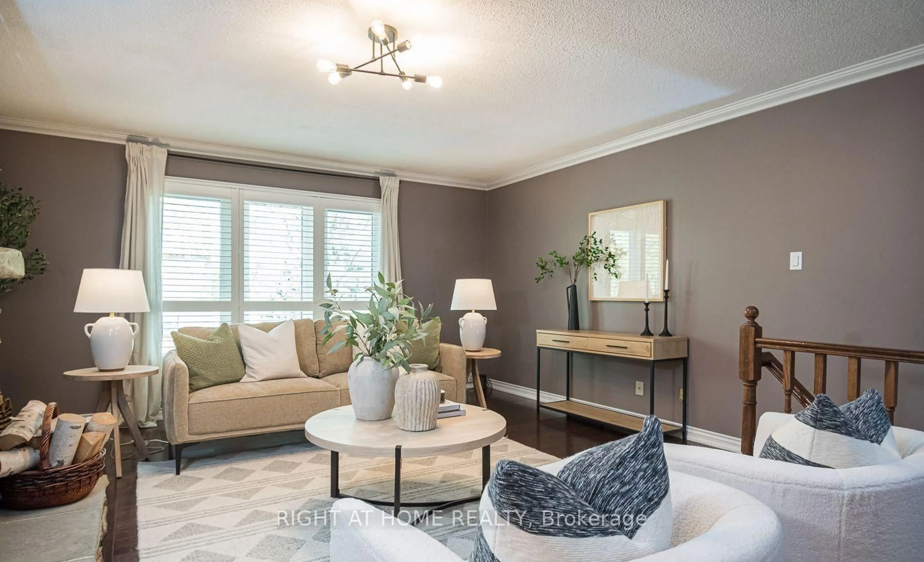 Living room with furniture, wood/laminate floor for 6772 Dolmage Crt, Mississauga Ontario L5N 4V9