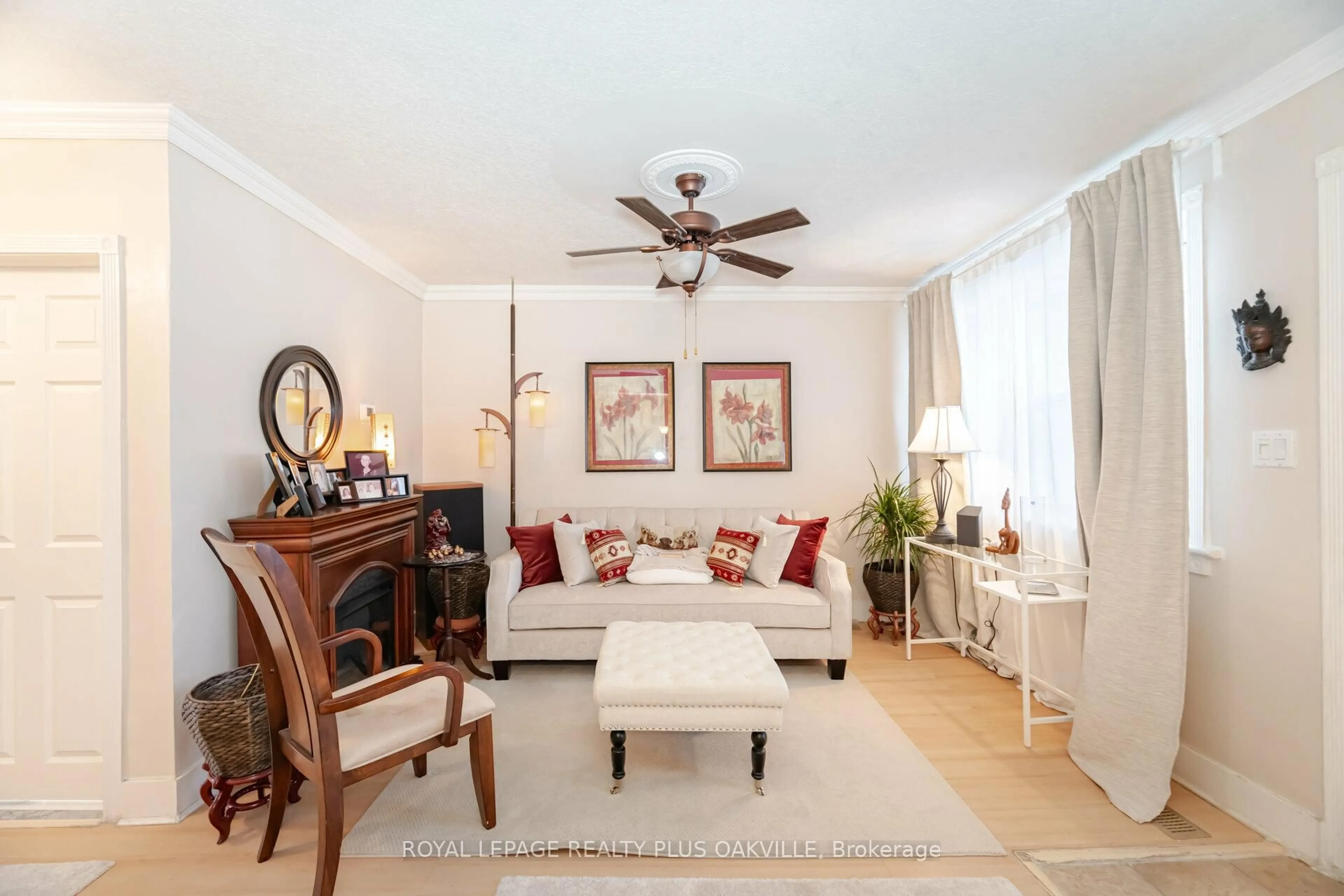 Living room with furniture, unknown for 1059 Westmount Ave, Mississauga Ontario L5E 1X5