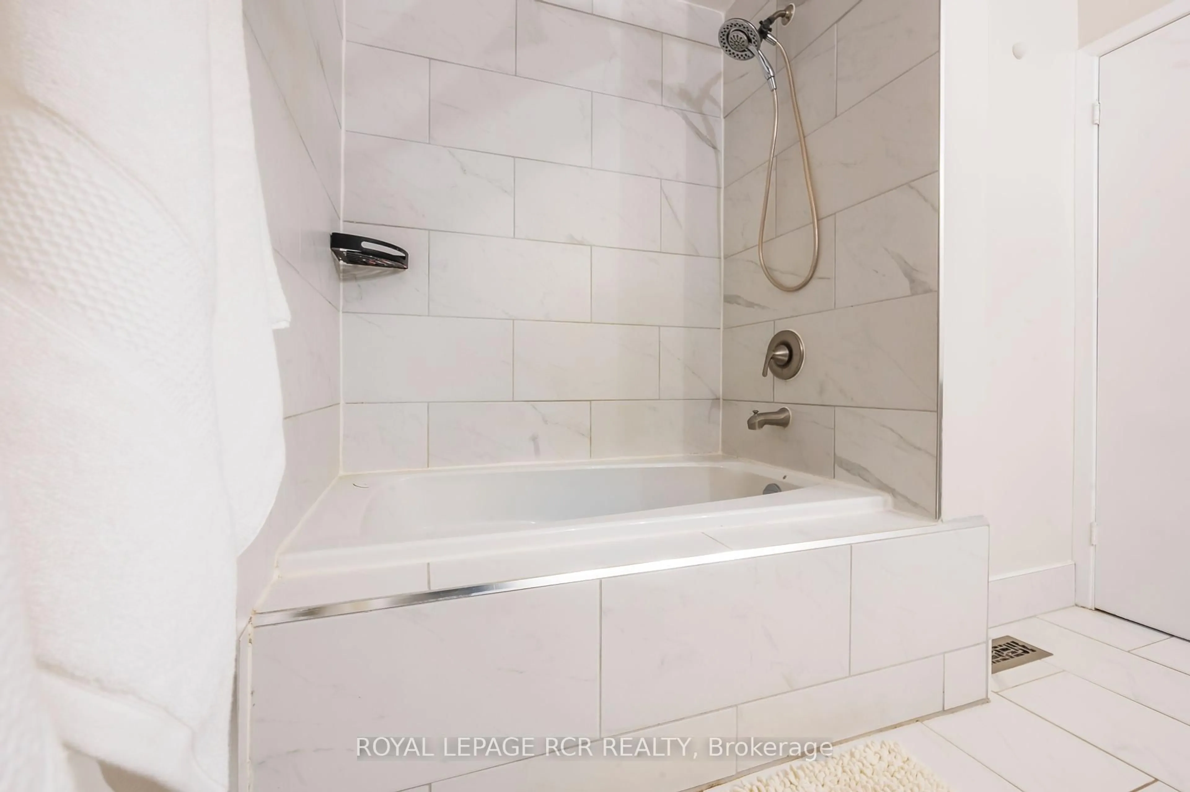 Contemporary bathroom, ceramic/tile floor for 35 South Park Dr, Orangeville Ontario L9W 1R7