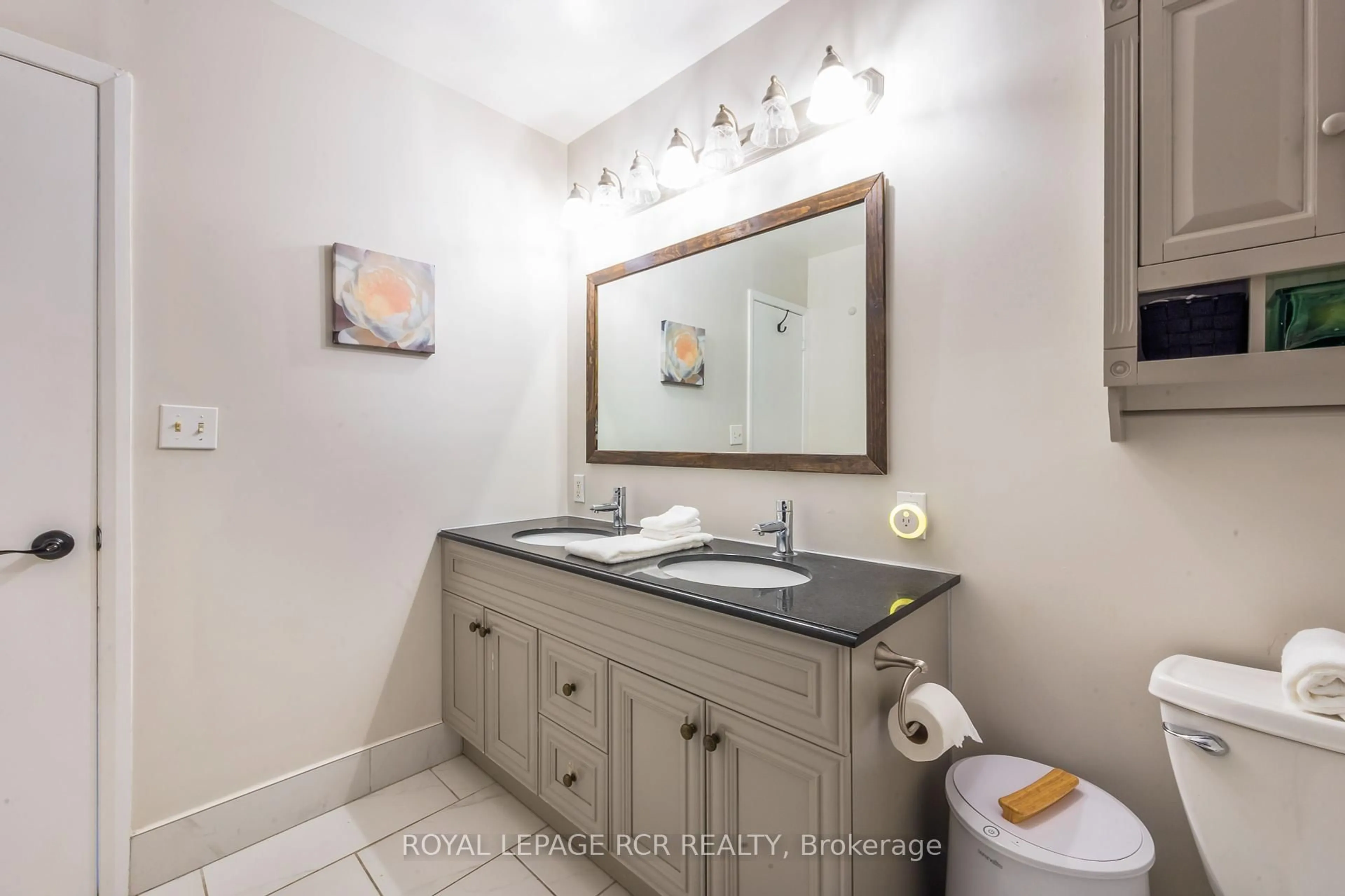 Standard bathroom, ceramic/tile floor for 35 South Park Dr, Orangeville Ontario L9W 1R7