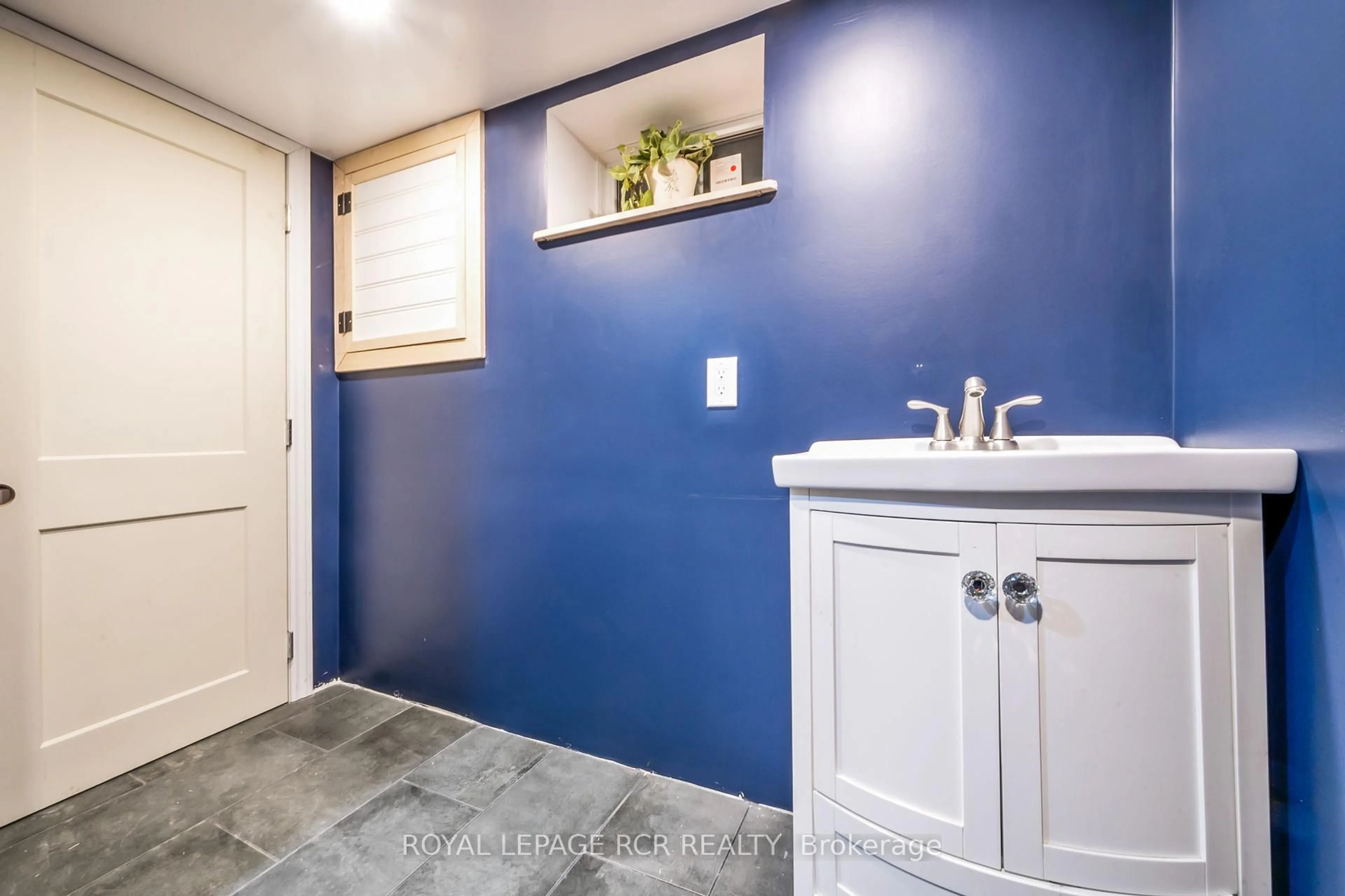 Laundry room for 35 South Park Dr, Orangeville Ontario L9W 1R7