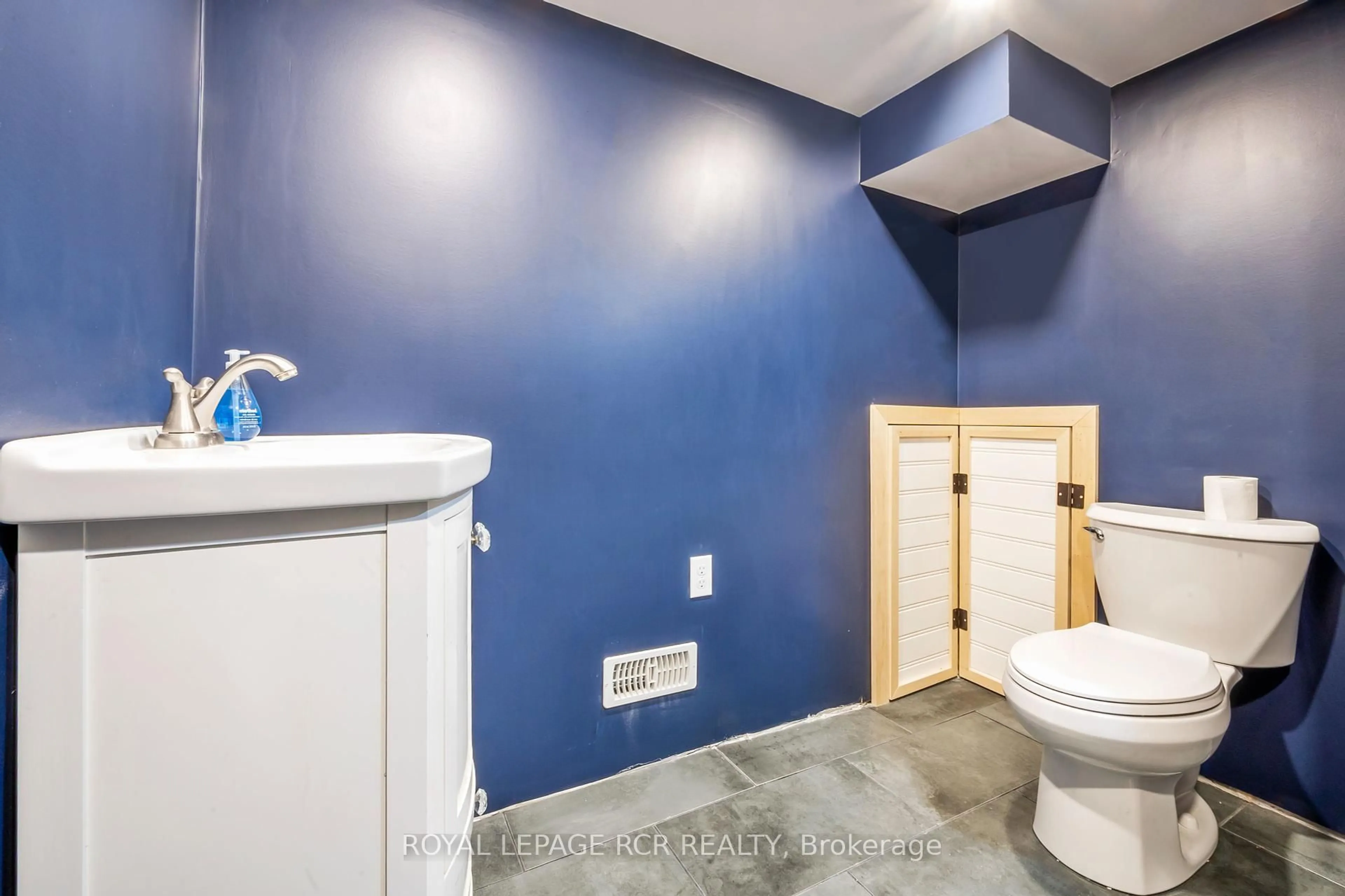 Standard bathroom, ceramic/tile floor for 35 South Park Dr, Orangeville Ontario L9W 1R7