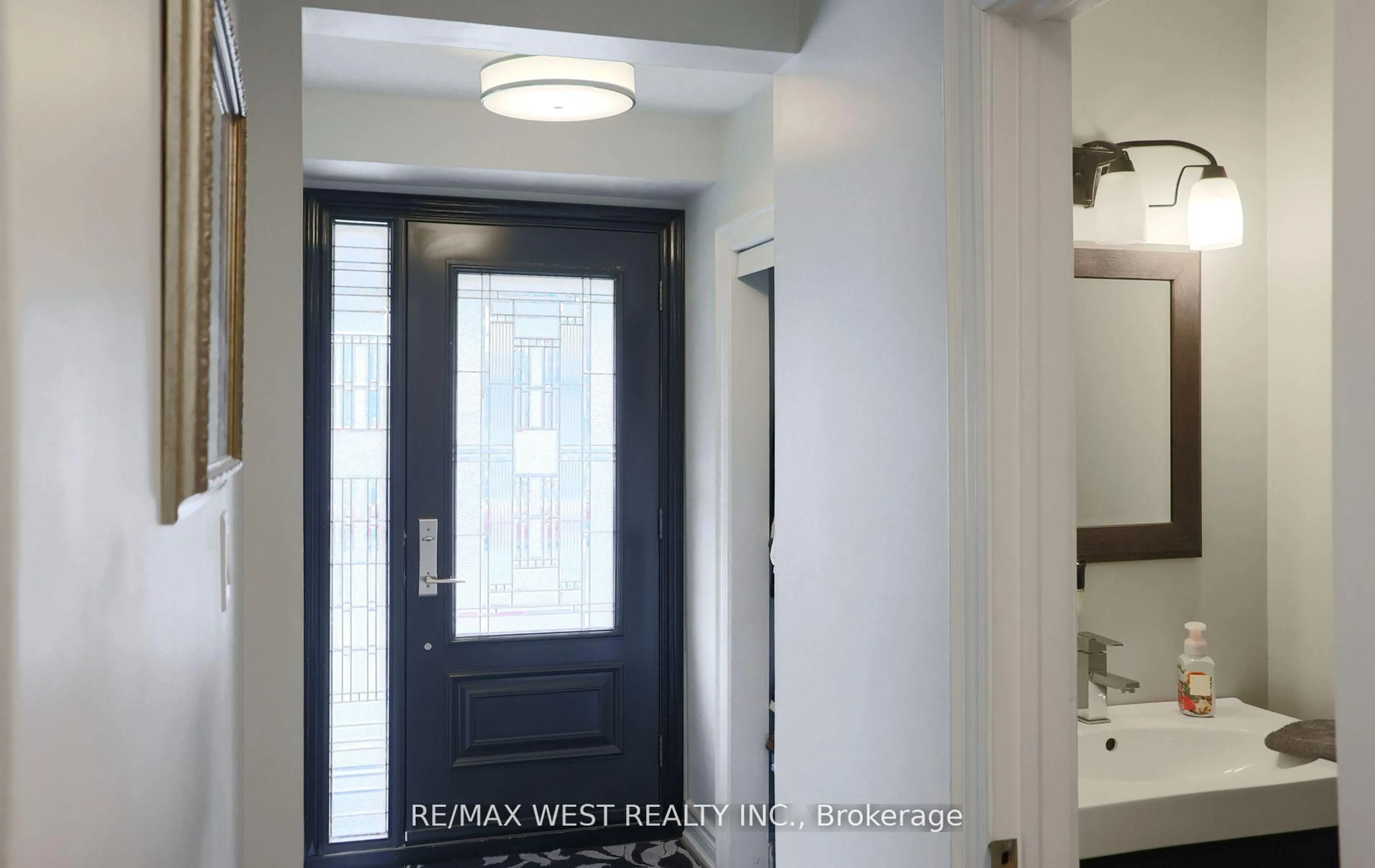 Indoor entryway for 94 Primula Cres, Toronto Ontario M9L 1K2