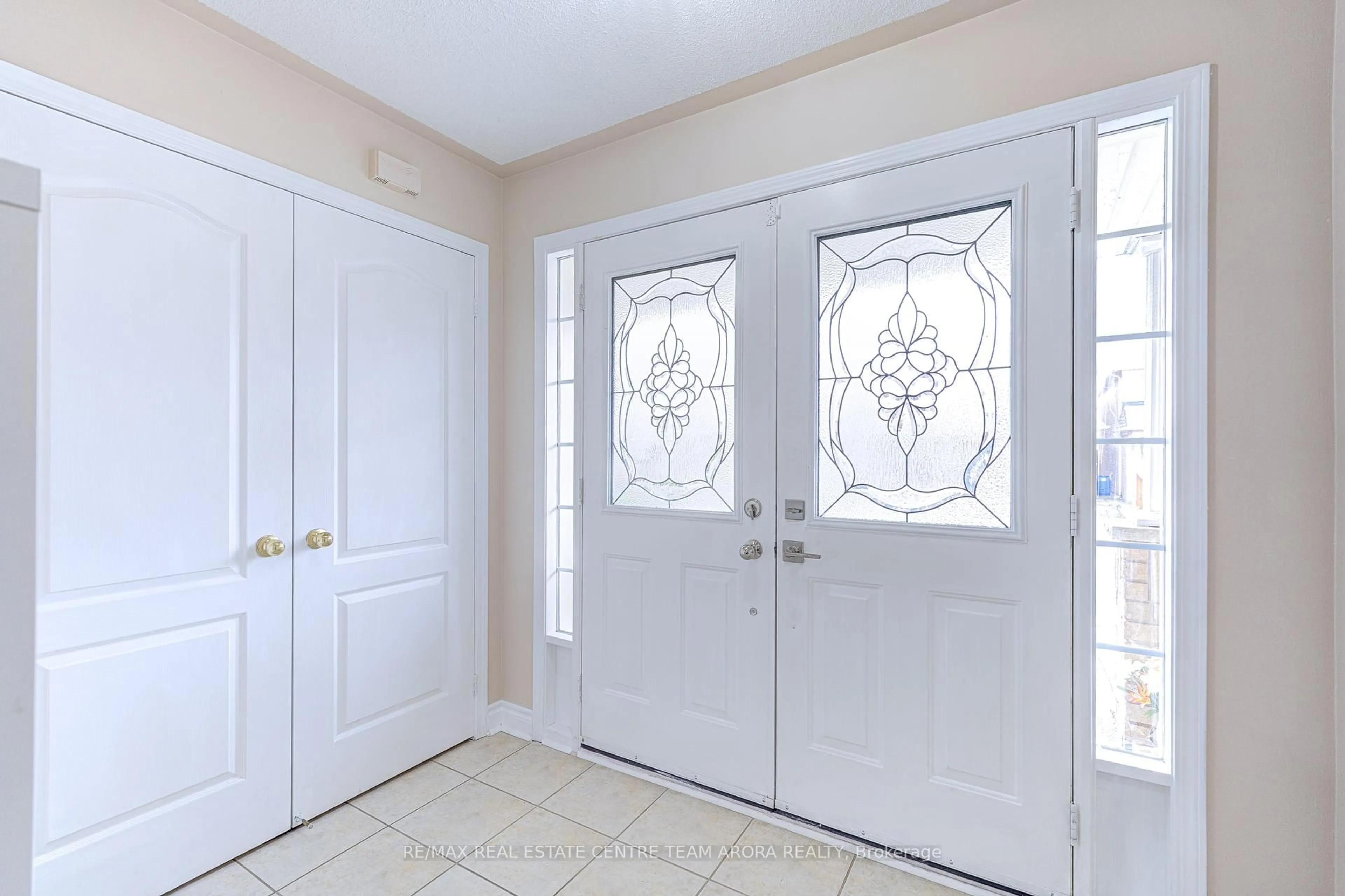 Indoor entryway for 27 Beresford Cres, Brampton Ontario L6P 2M2