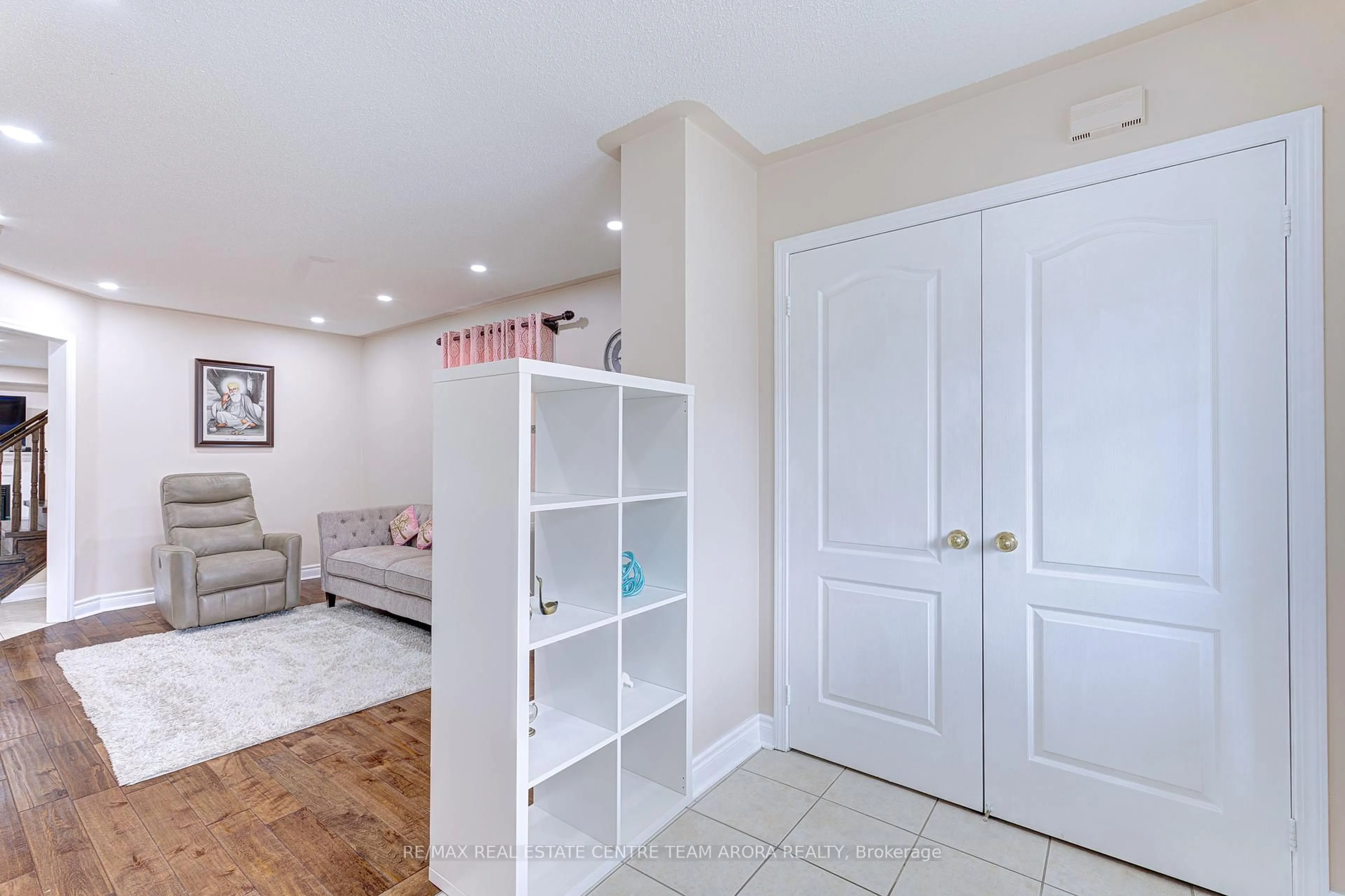 Indoor entryway for 27 Beresford Cres, Brampton Ontario L6P 2M2