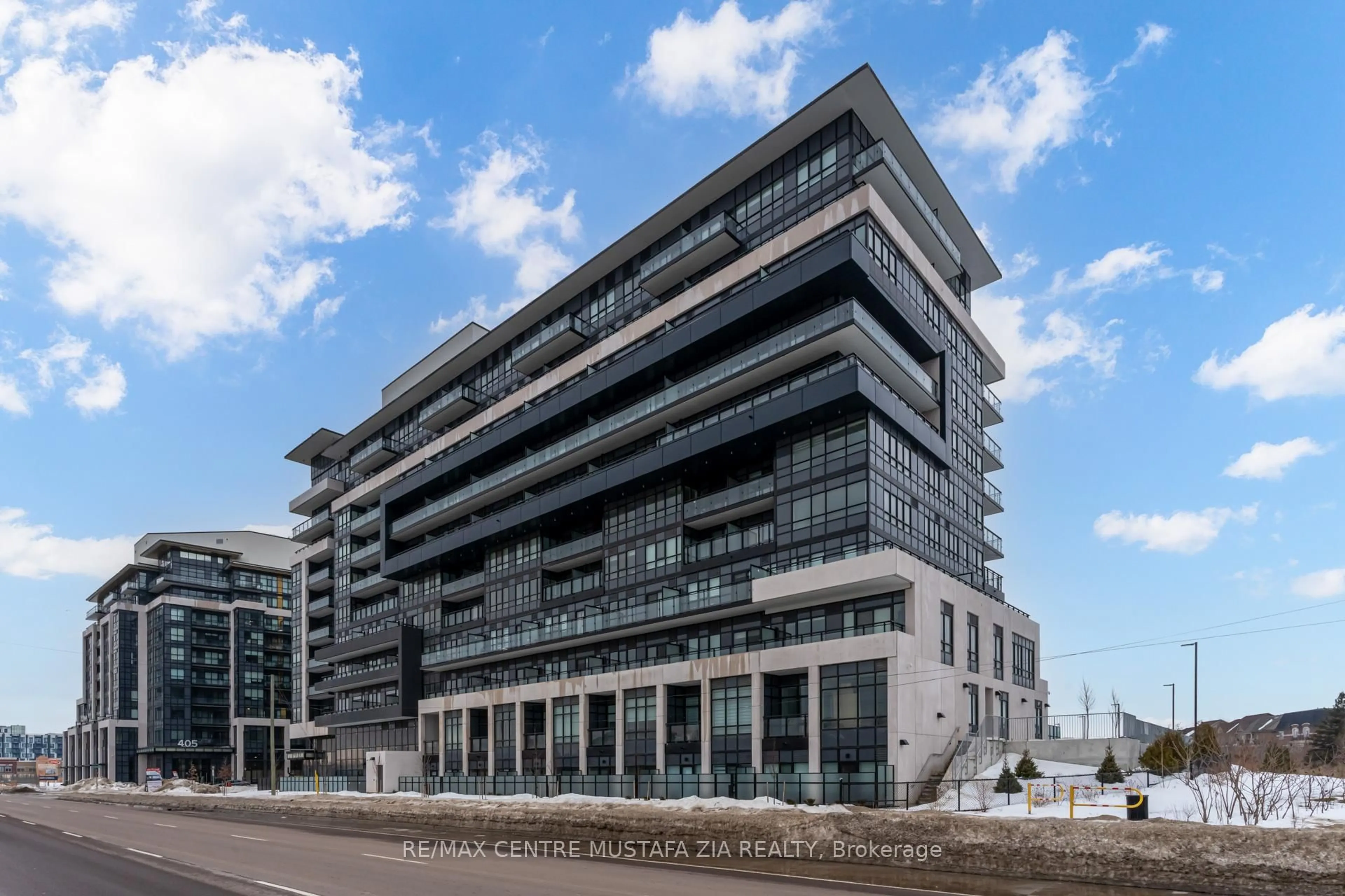 Indoor foyer for 395 Dundas St #217, Oakville Ontario L6M 5R8
