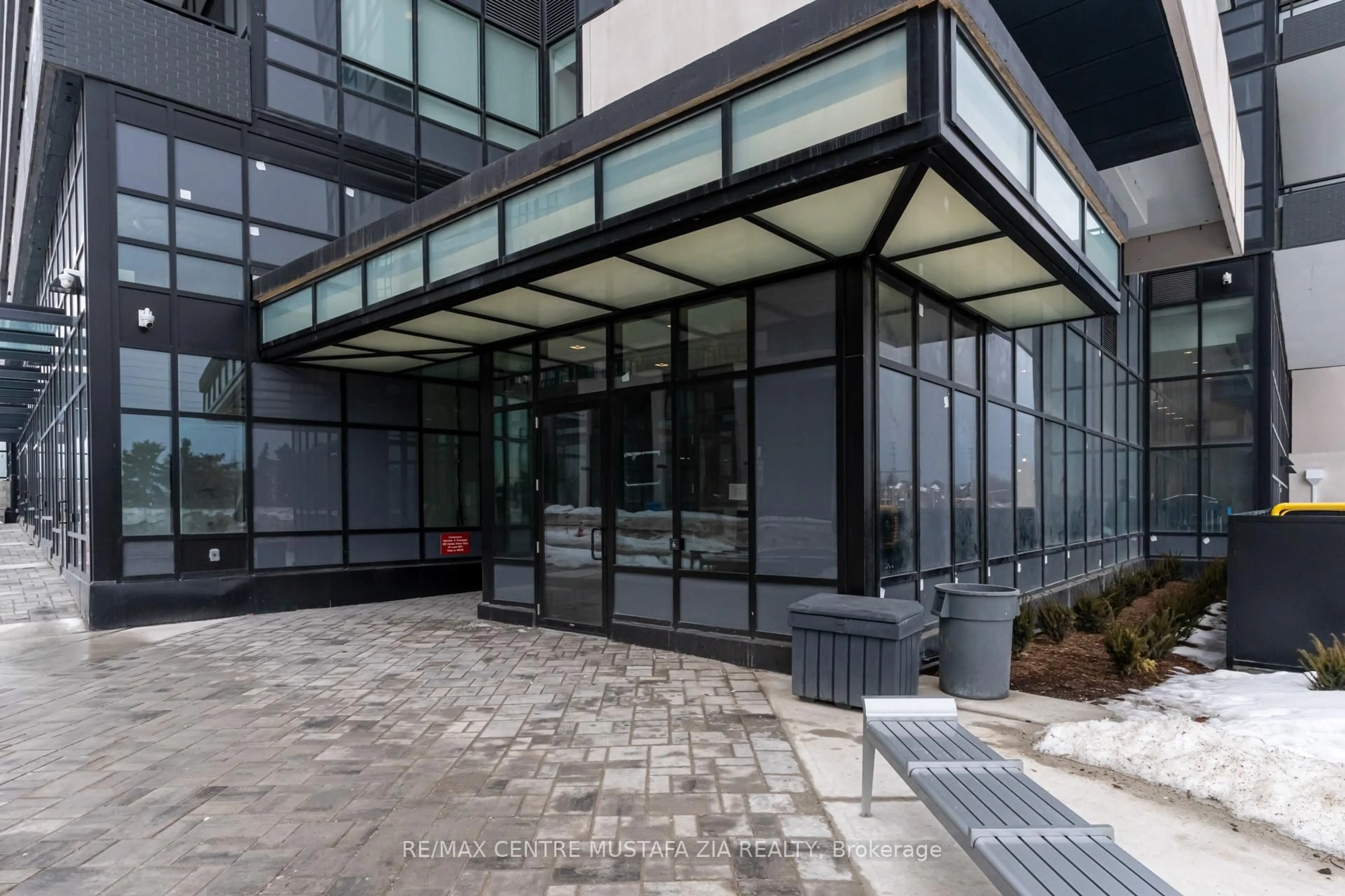 Indoor foyer for 395 Dundas St #217, Oakville Ontario L6M 5R8
