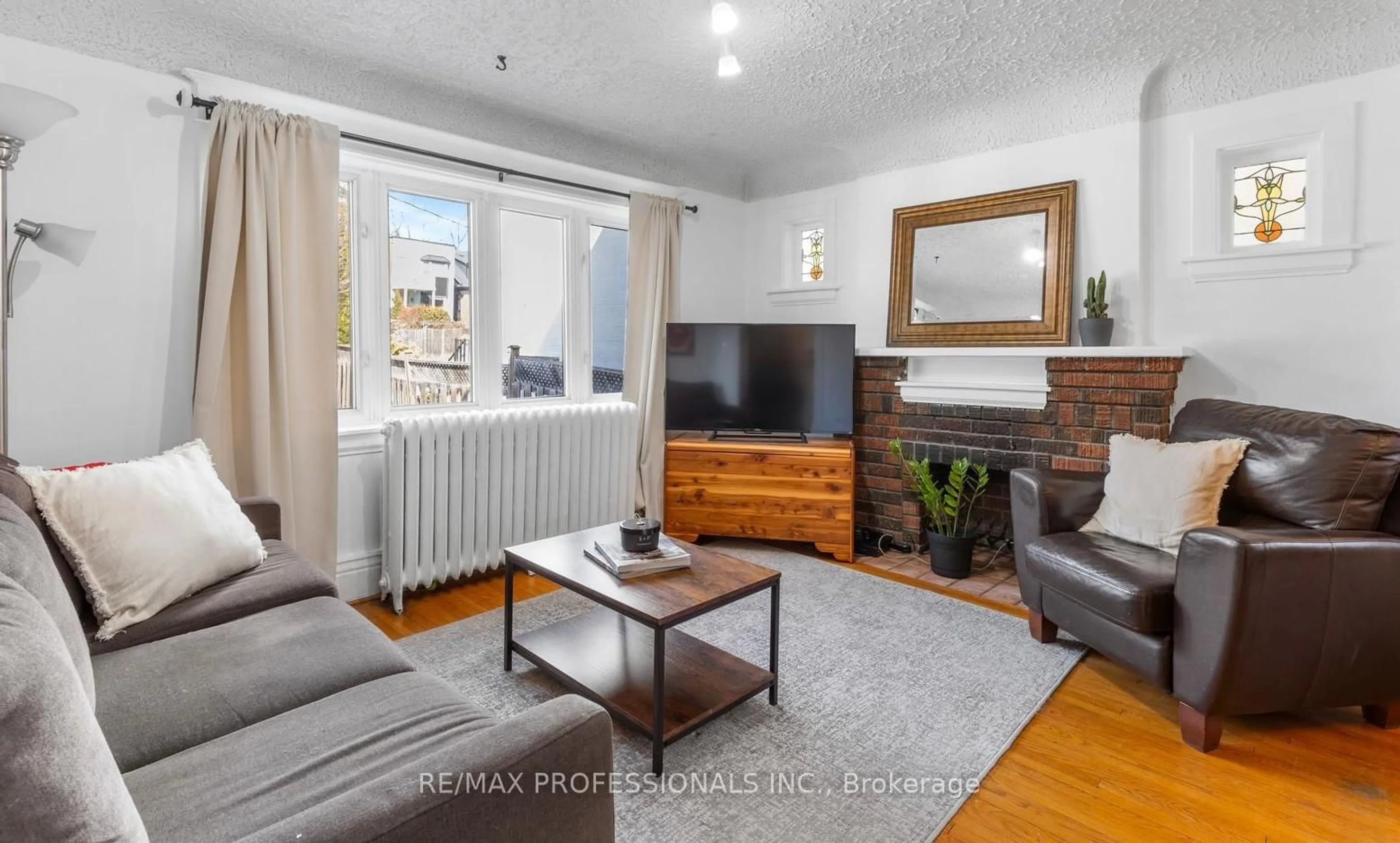 Living room with furniture, unknown for 259 Garden Ave, Toronto Ontario M6R 1J4