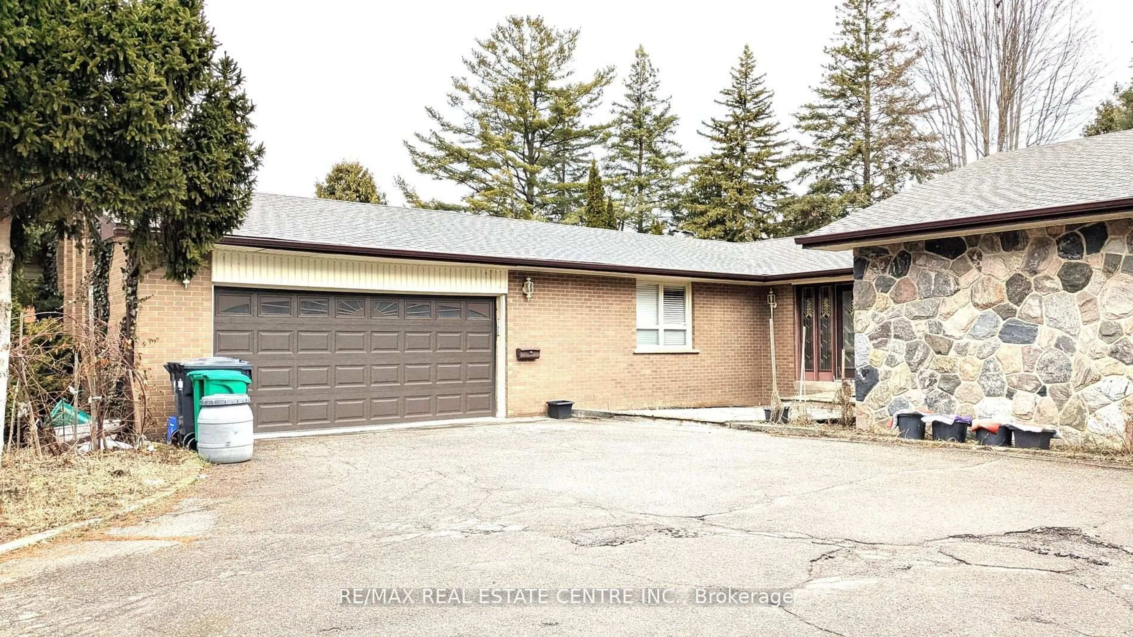 Unknown for 2260 Oneida Cres, Mississauga Ontario L5C 1V6