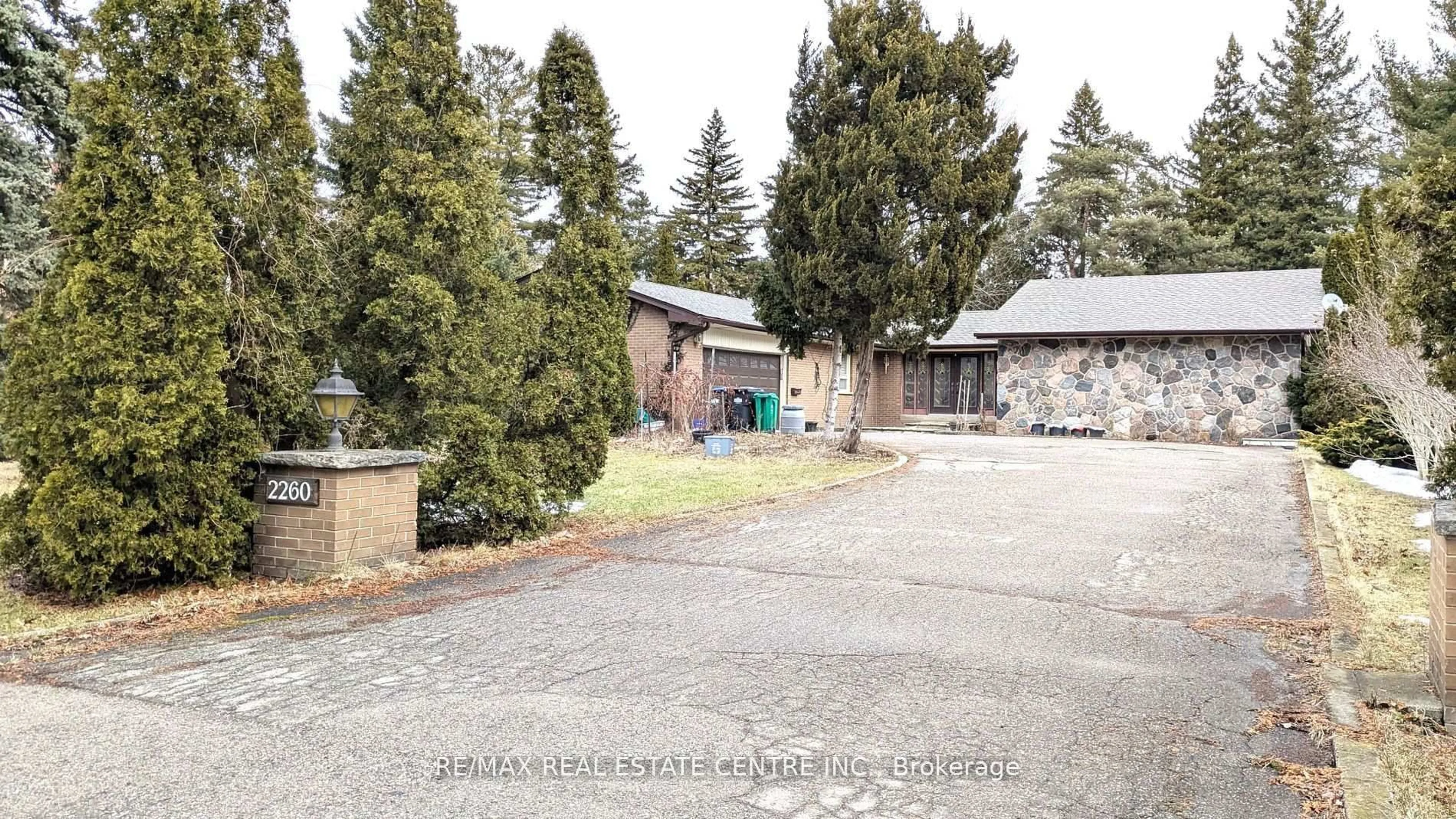 Unknown for 2260 Oneida Cres, Mississauga Ontario L5C 1V6