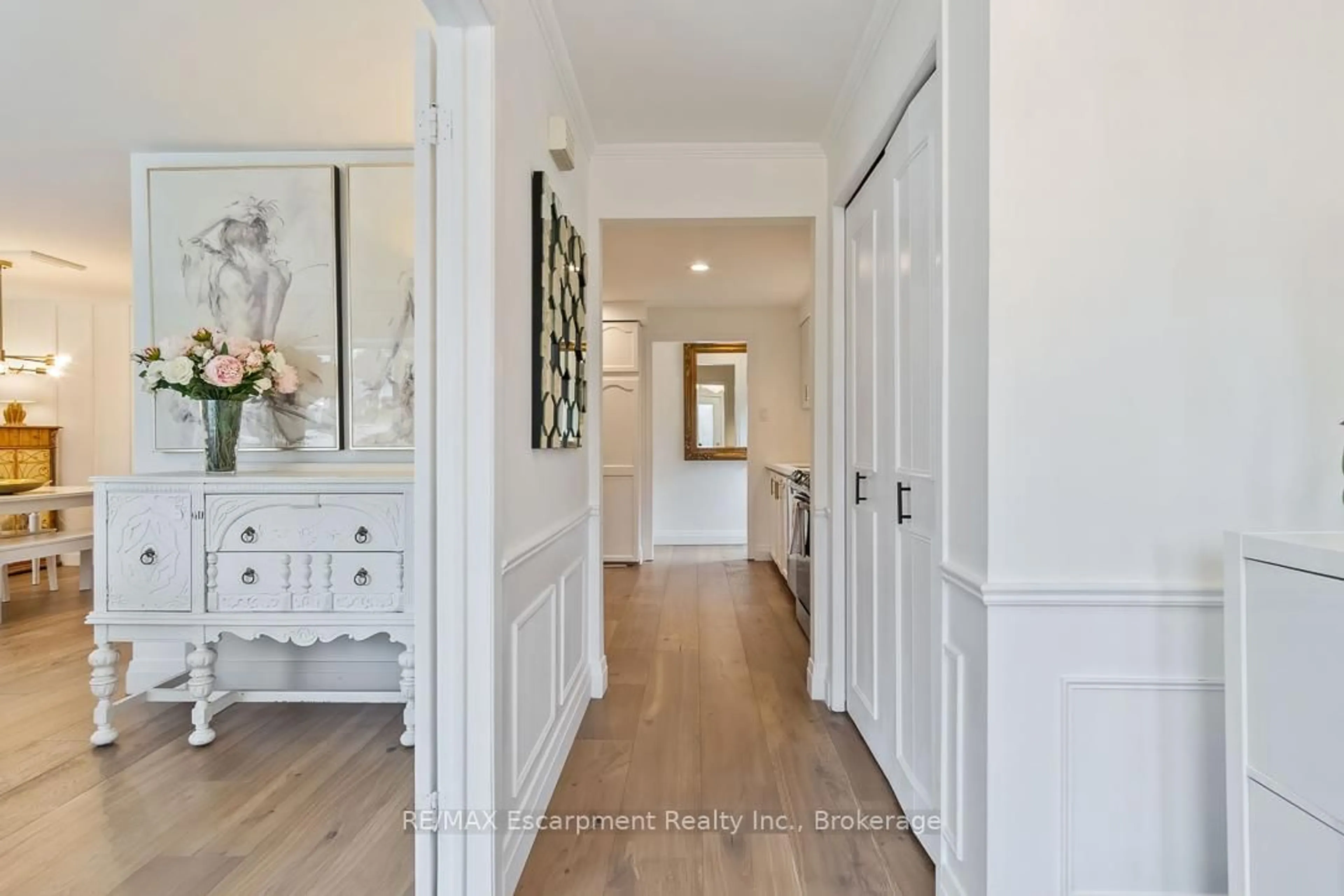 Indoor entryway for 2365 Devon Rd, Oakville Ontario L6J 5R6