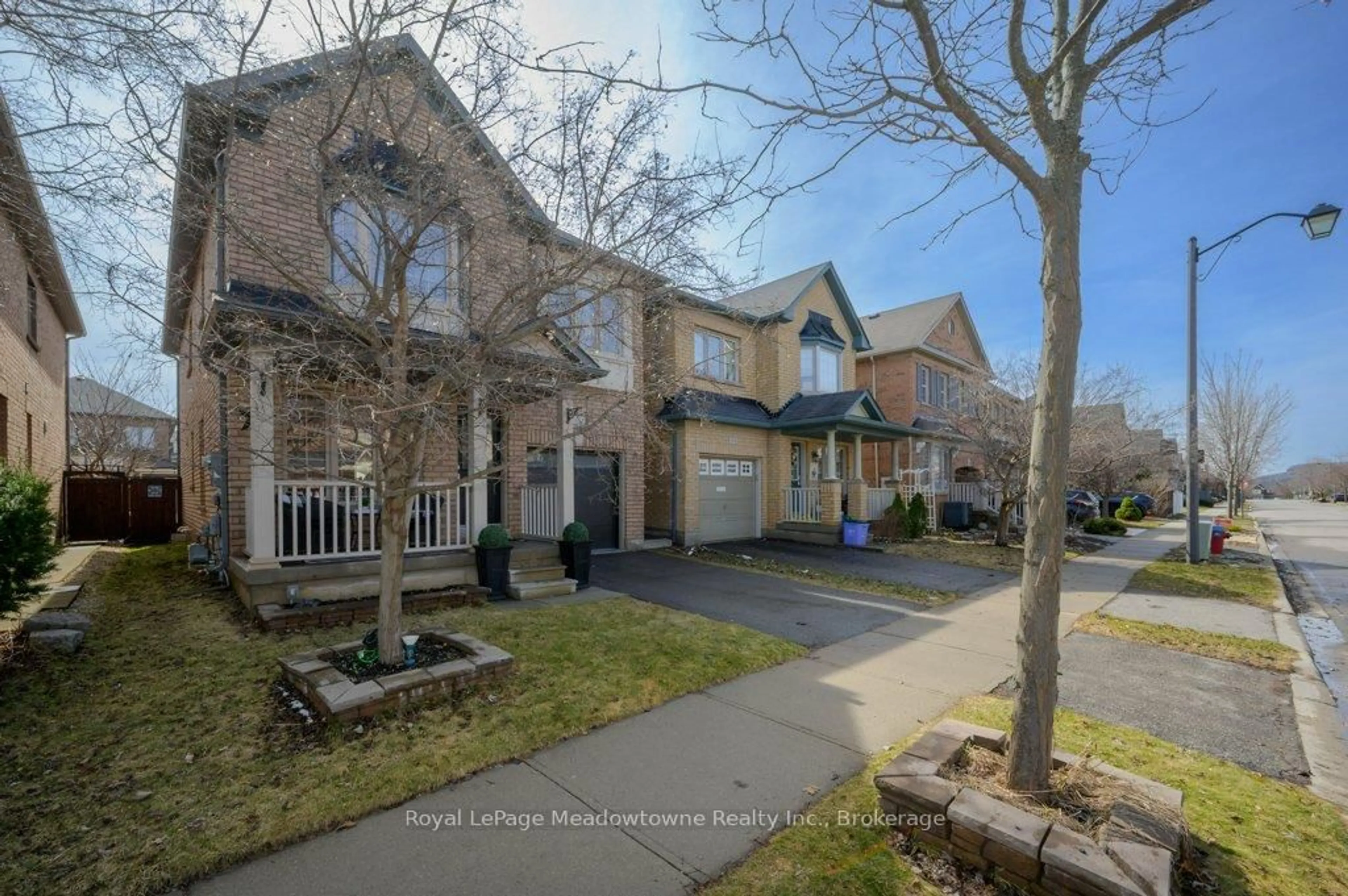 A pic from outside/outdoor area/front of a property/back of a property/a pic from drone, street for 152 Weston Dr, Milton Ontario L9T 0V6