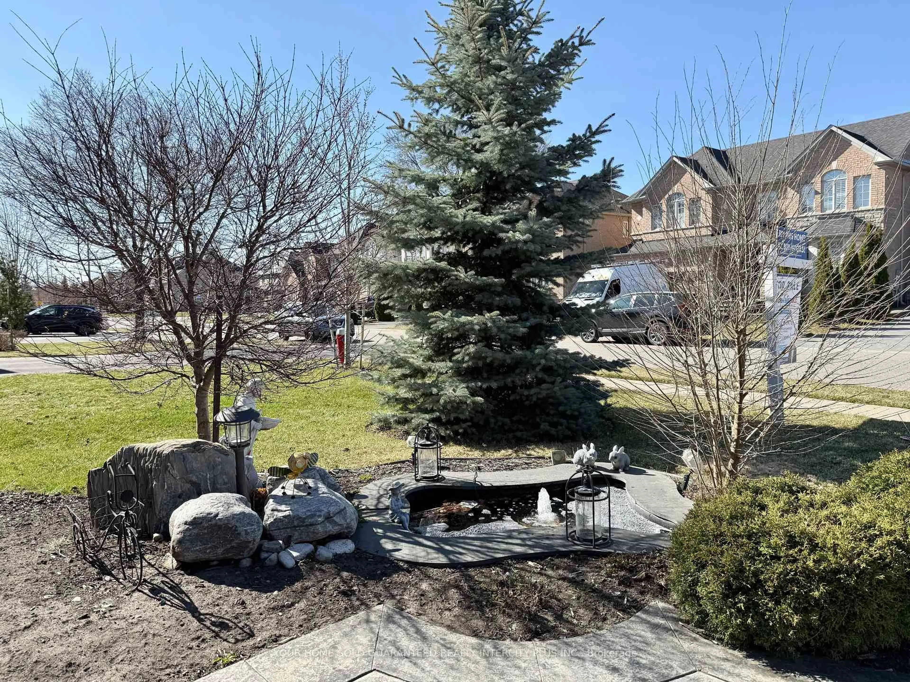 A pic from outside/outdoor area/front of a property/back of a property/a pic from drone, mountain view for 40 Rampart Dr, Brampton Ontario L6P 2Z1