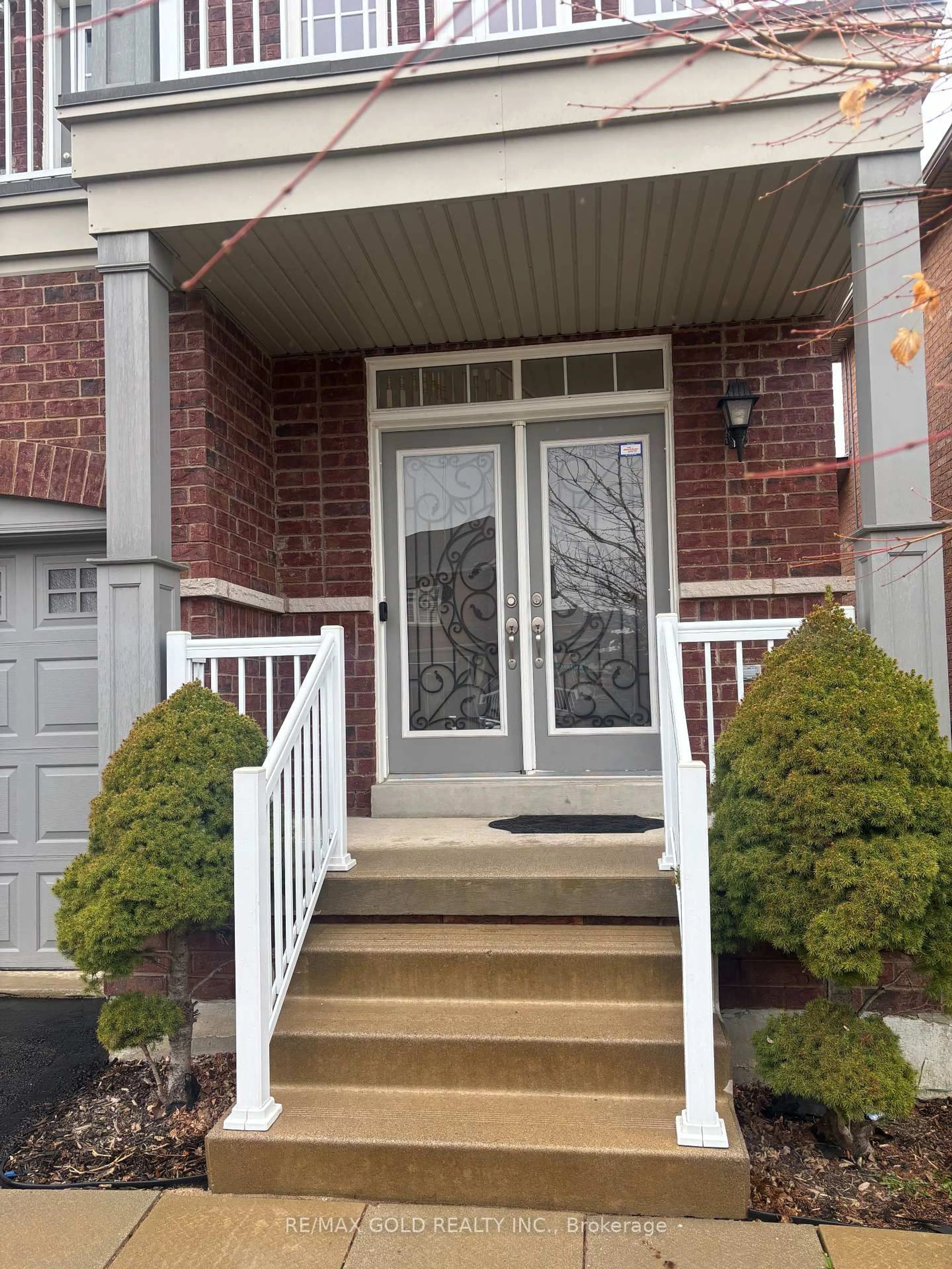 Indoor entryway for 35 Amaranth Cres, Brampton Ontario L7A 0L7
