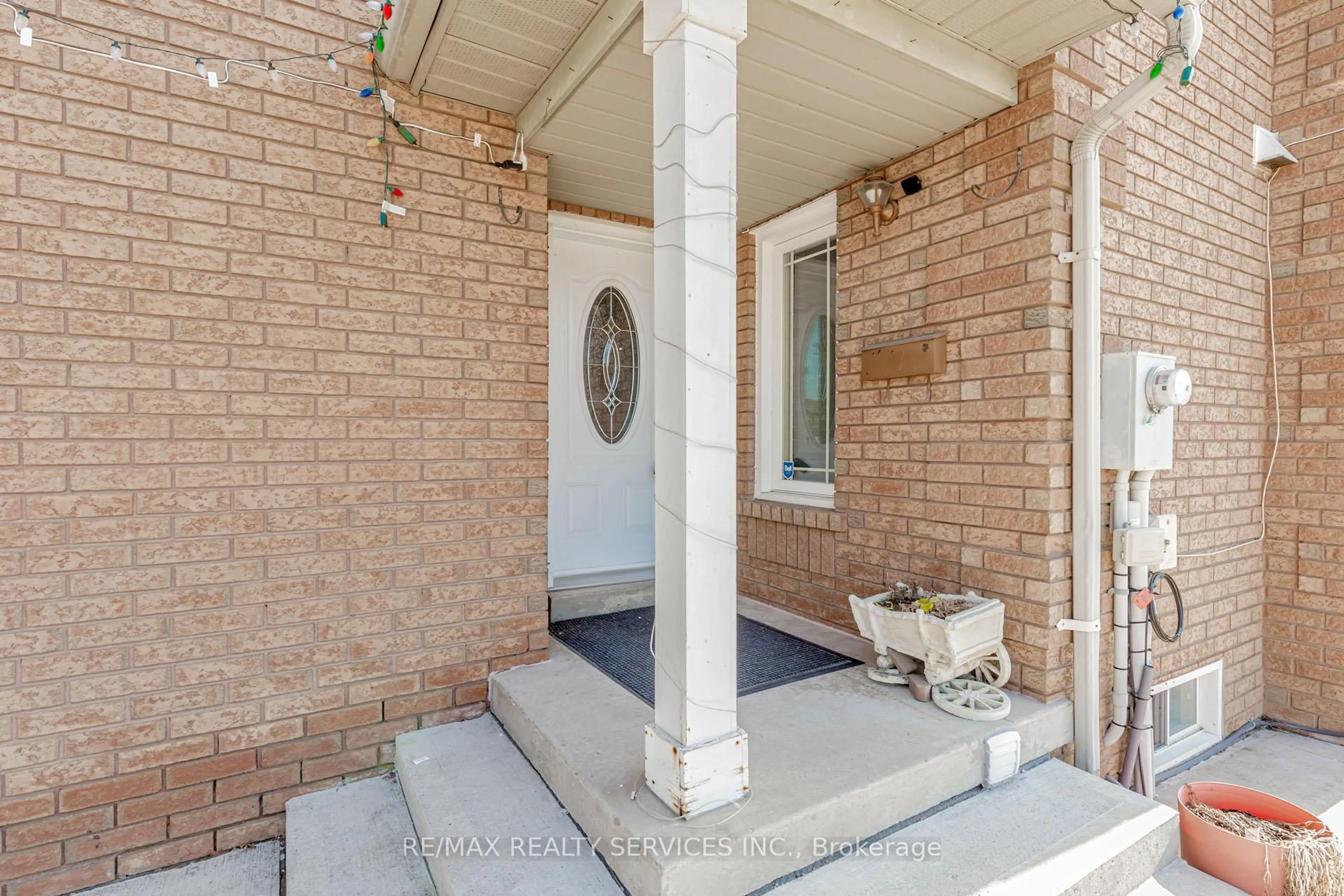 Indoor entryway for 1 Clover Bloom Rd, Brampton Ontario L6R 1R8