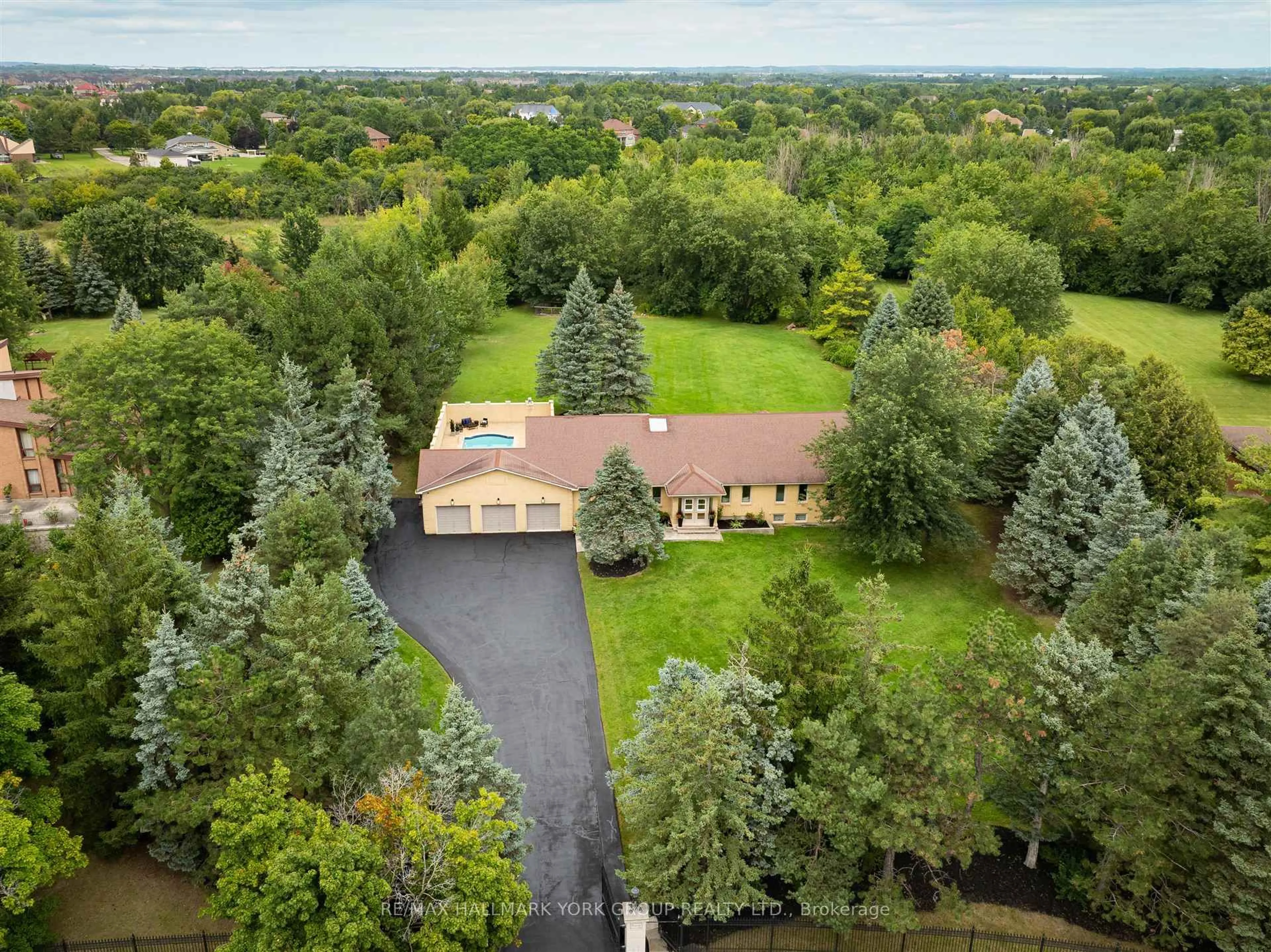 A pic from outside/outdoor area/front of a property/back of a property/a pic from drone, unknown for 22 Rosegarden Dr, Brampton Ontario L6P 0E6