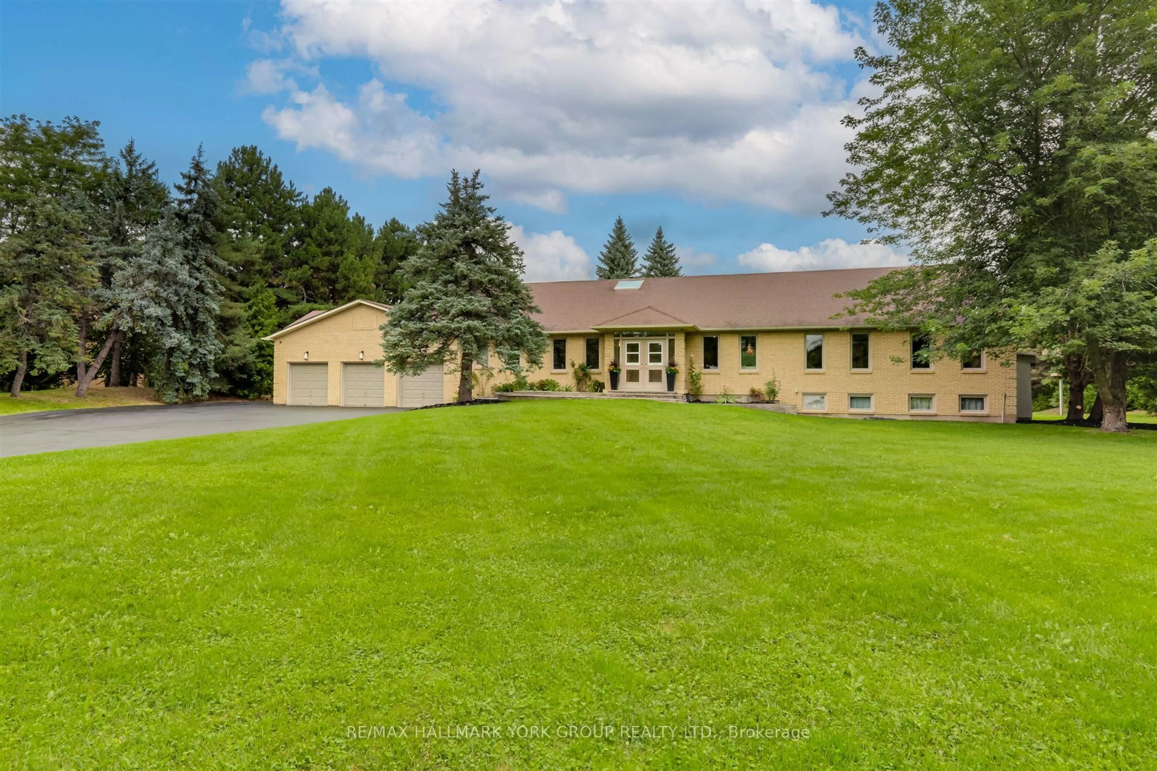 A pic from outside/outdoor area/front of a property/back of a property/a pic from drone, unknown for 22 Rosegarden Dr, Brampton Ontario L6P 0E6