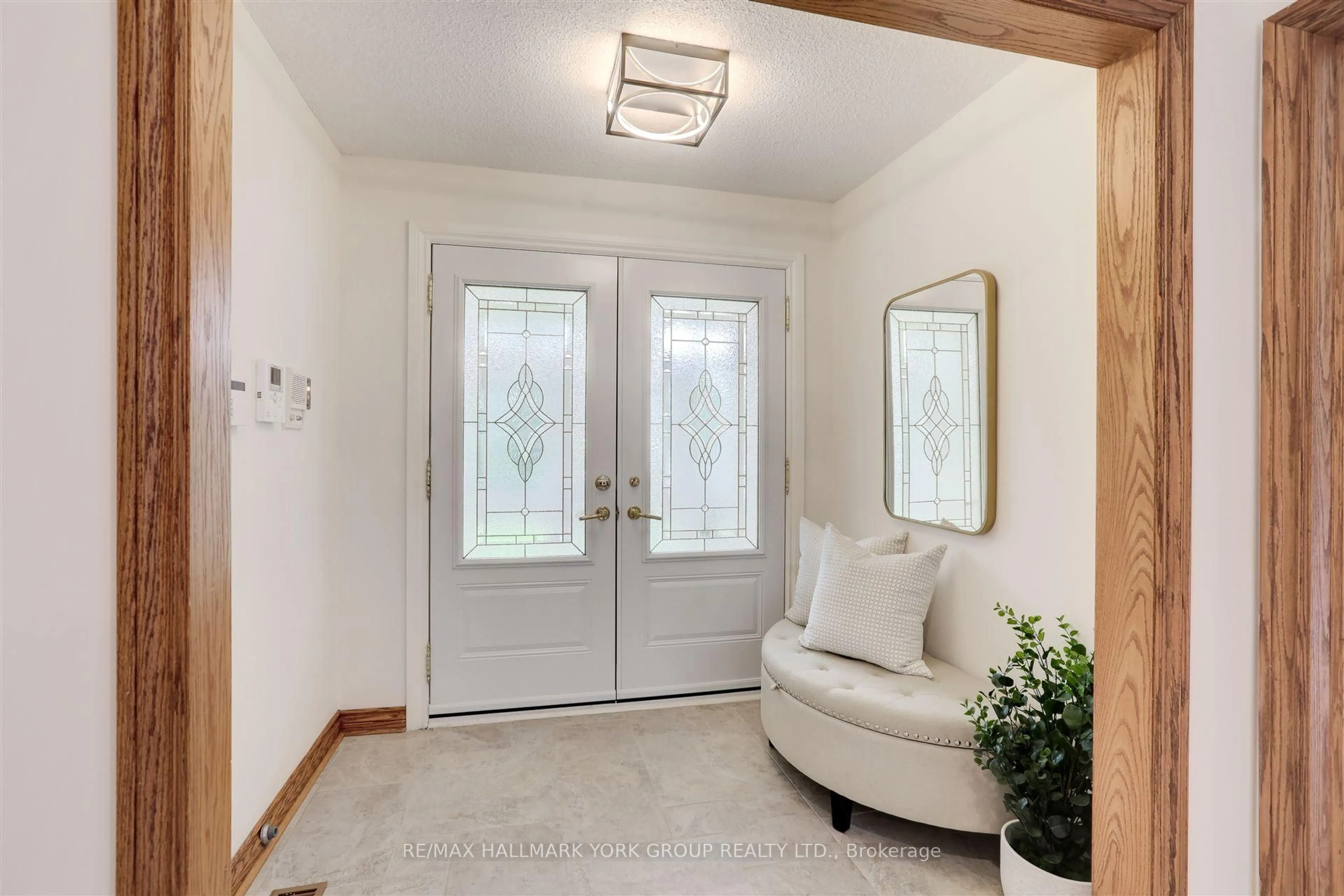 Indoor entryway for 22 Rosegarden Dr, Brampton Ontario L6P 0E6