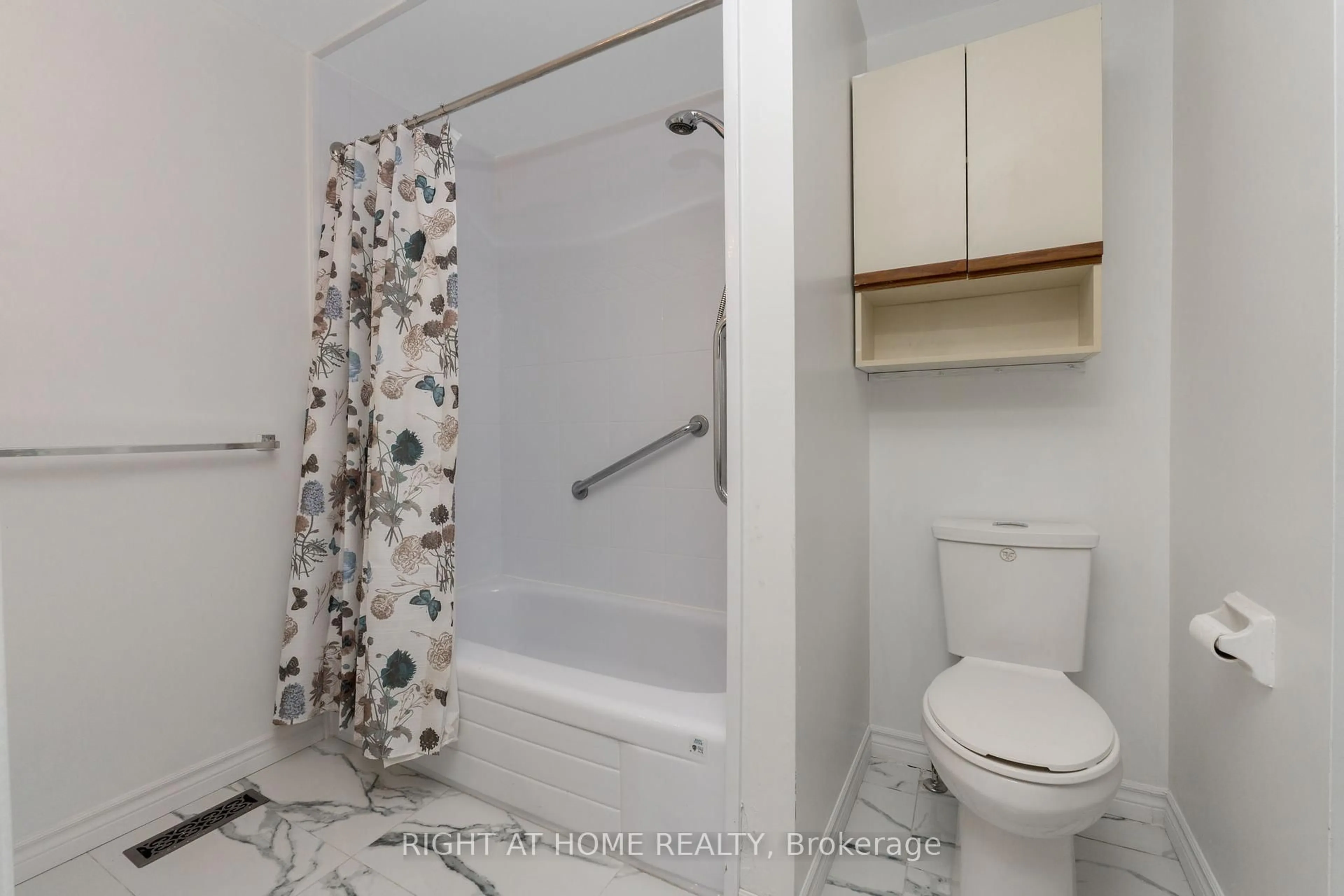 Standard bathroom, ceramic/tile floor for 3079 Fifth Line #74, Mississauga Ontario L5L 3T1