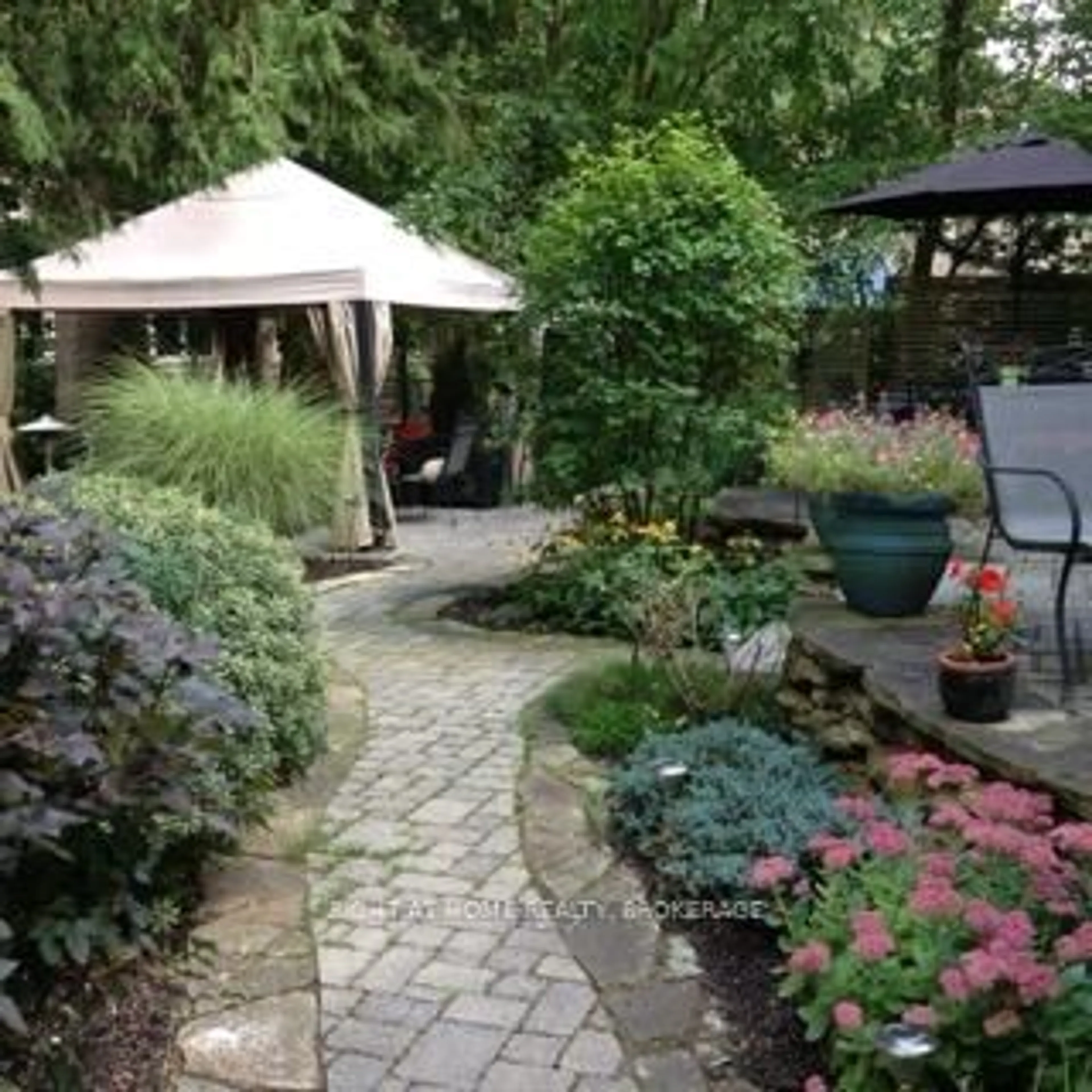 Patio, street for 263 Hart Ave, Burlington Ontario L7N 1P3