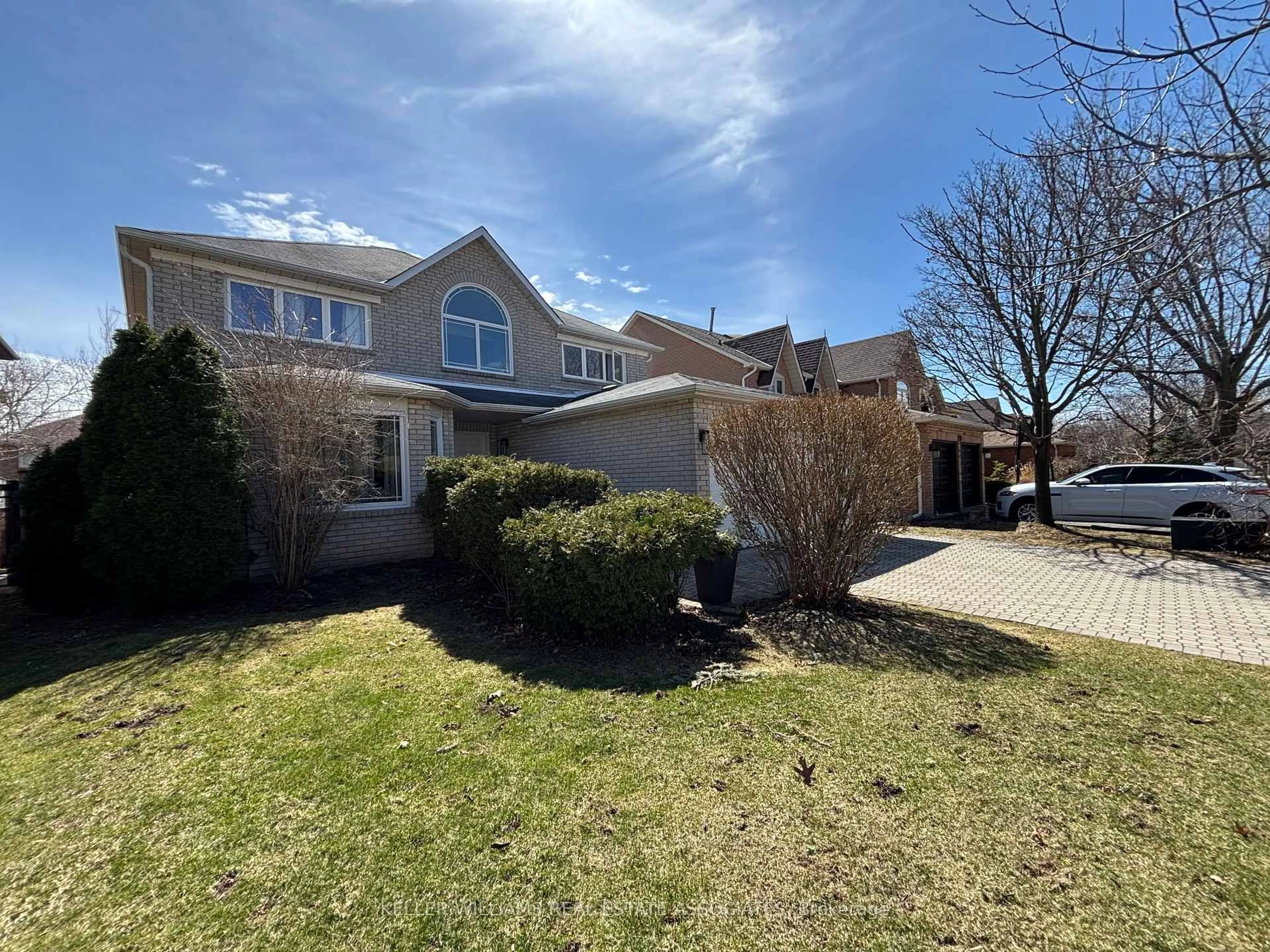 A pic from outside/outdoor area/front of a property/back of a property/a pic from drone, street for 1202 Ballantry Rd, Oakville Ontario L6H 5M7