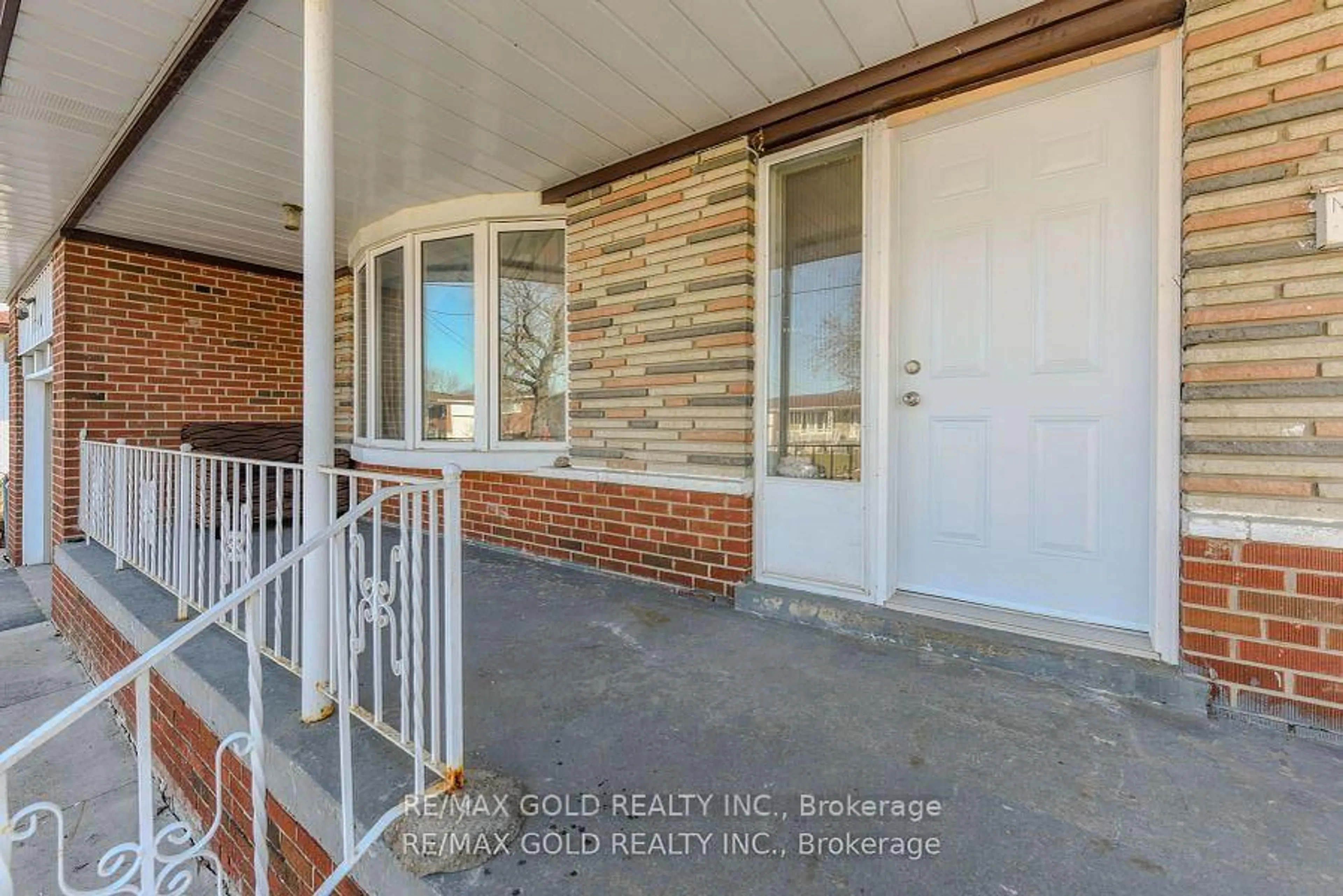 Indoor entryway for 7240 Dellaport Dr, Mississauga Ontario L4T 2Y3