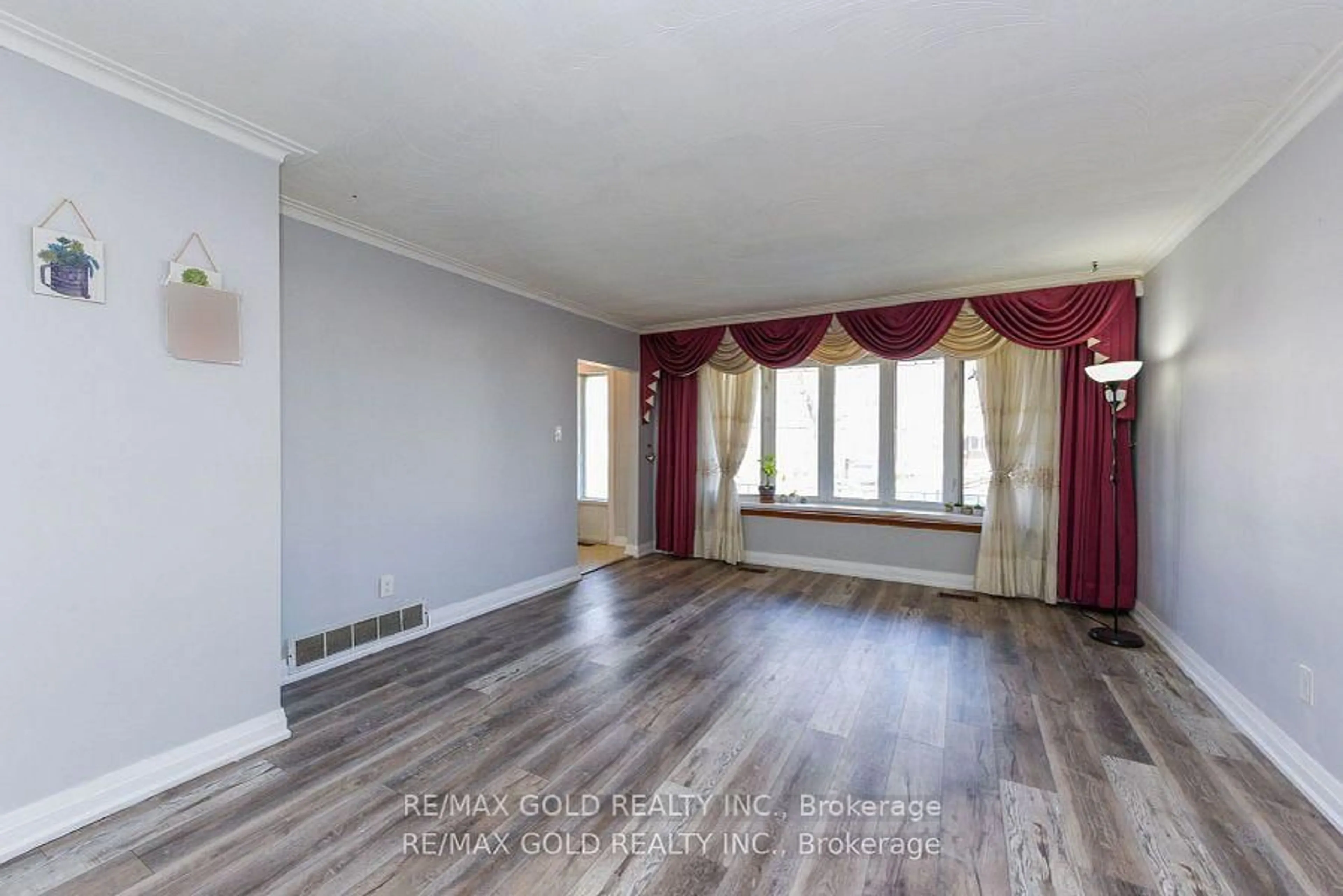 A pic of a room for 7240 Dellaport Dr, Mississauga Ontario L4T 2Y3