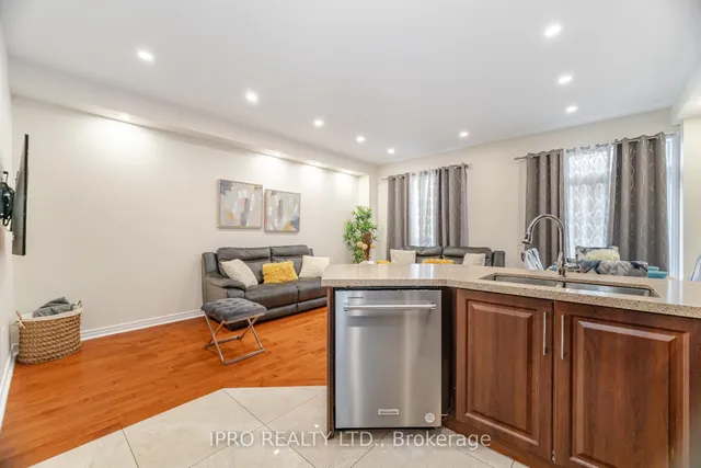 Additional property image - 803 Khan Cres