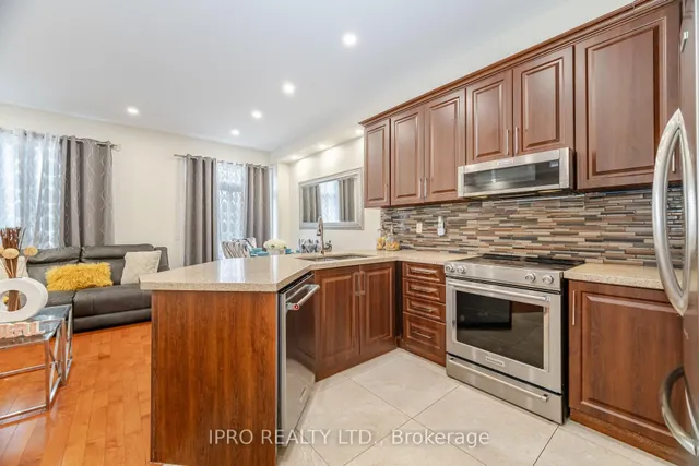 Additional property image - 803 Khan Cres