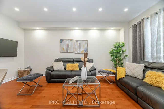 Additional property image - 803 Khan Cres