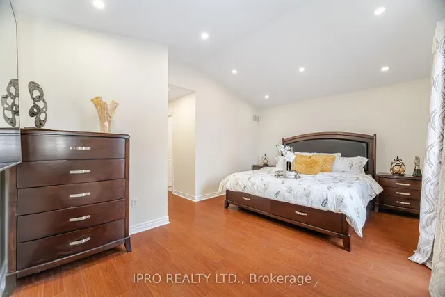 Additional property image - 803 Khan Cres