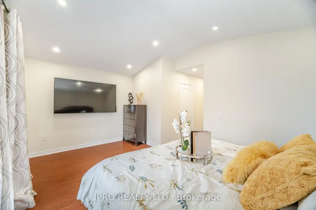 Additional property image - 803 Khan Cres