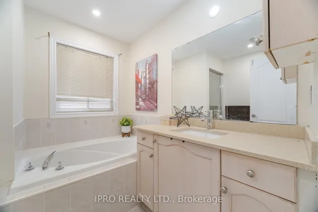 Additional property image - 803 Khan Cres