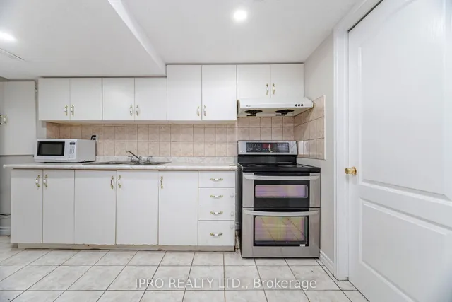 Additional property image - 803 Khan Cres