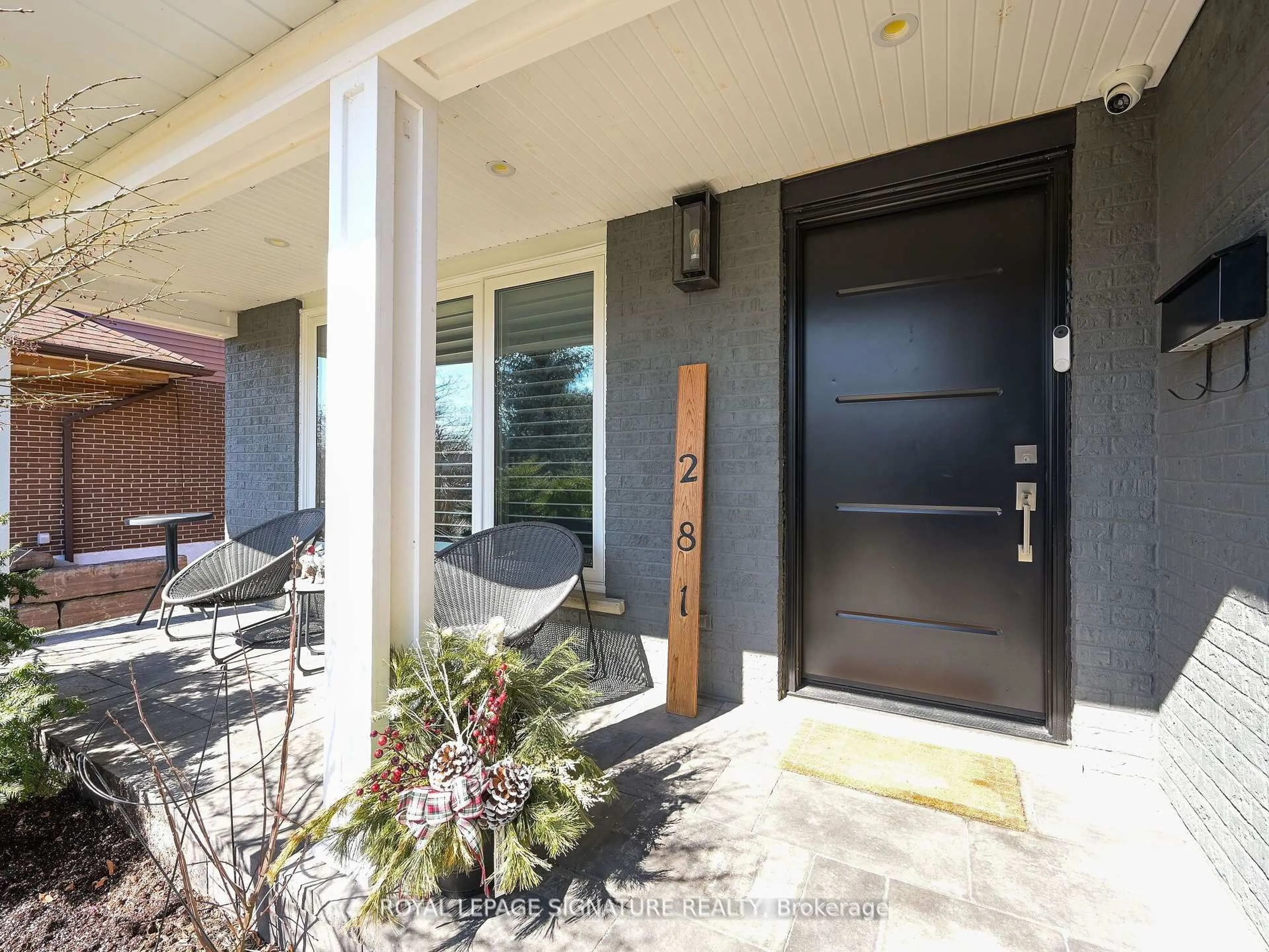 Indoor entryway for 281 McGill St, Mississauga Ontario L5A 1V3