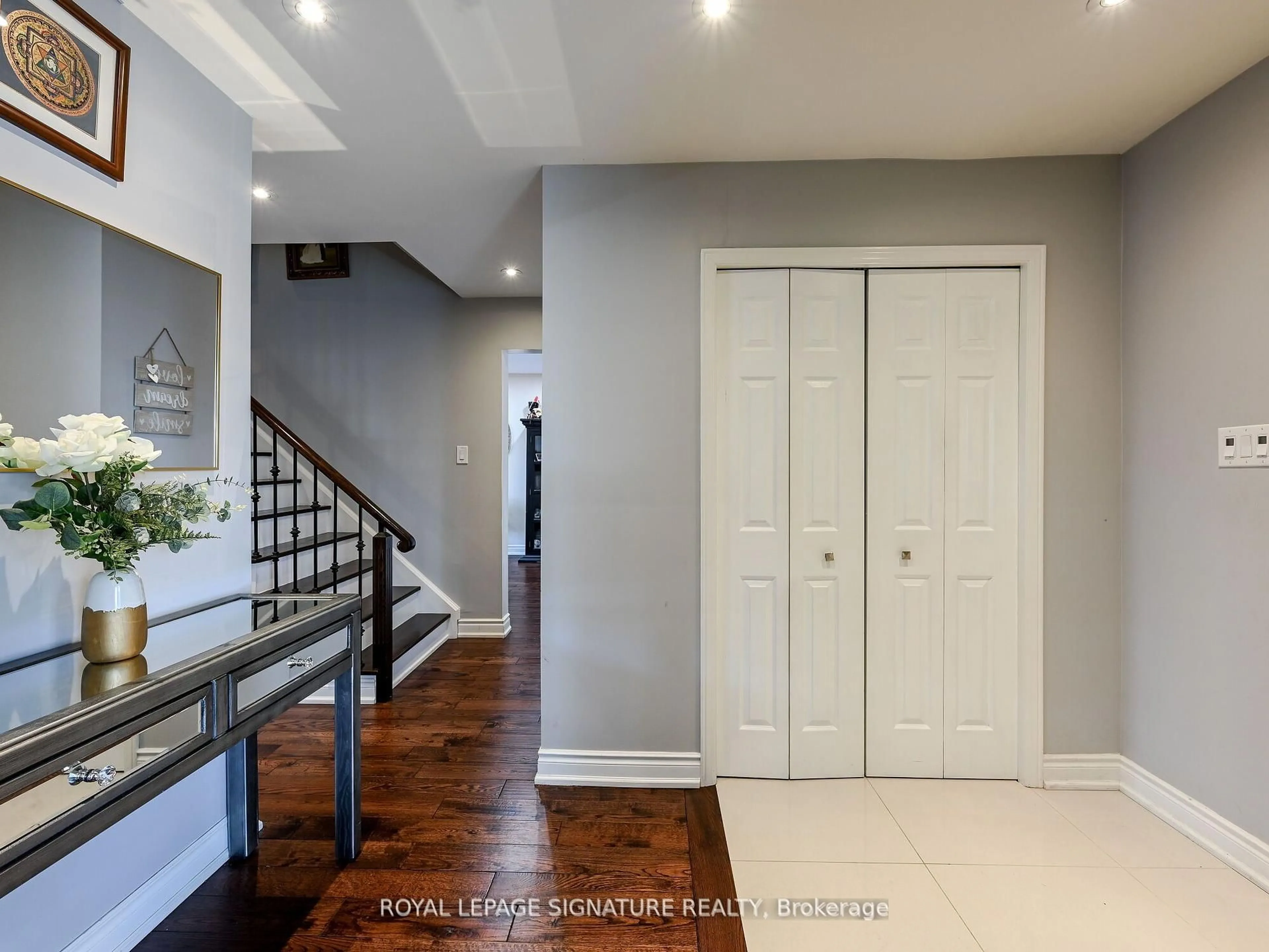Indoor entryway for 281 McGill St, Mississauga Ontario L5A 1V3