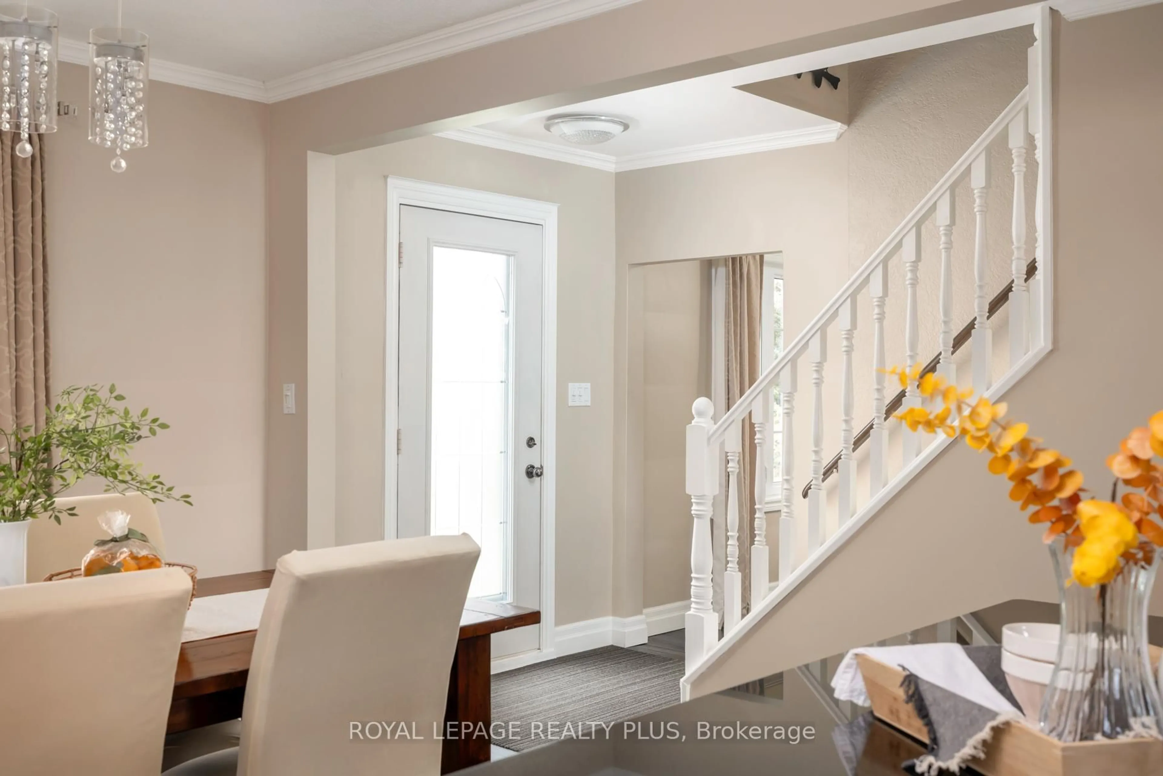 Indoor entryway for 2034 Harvest Dr, Mississauga Ontario L4Y 1T6