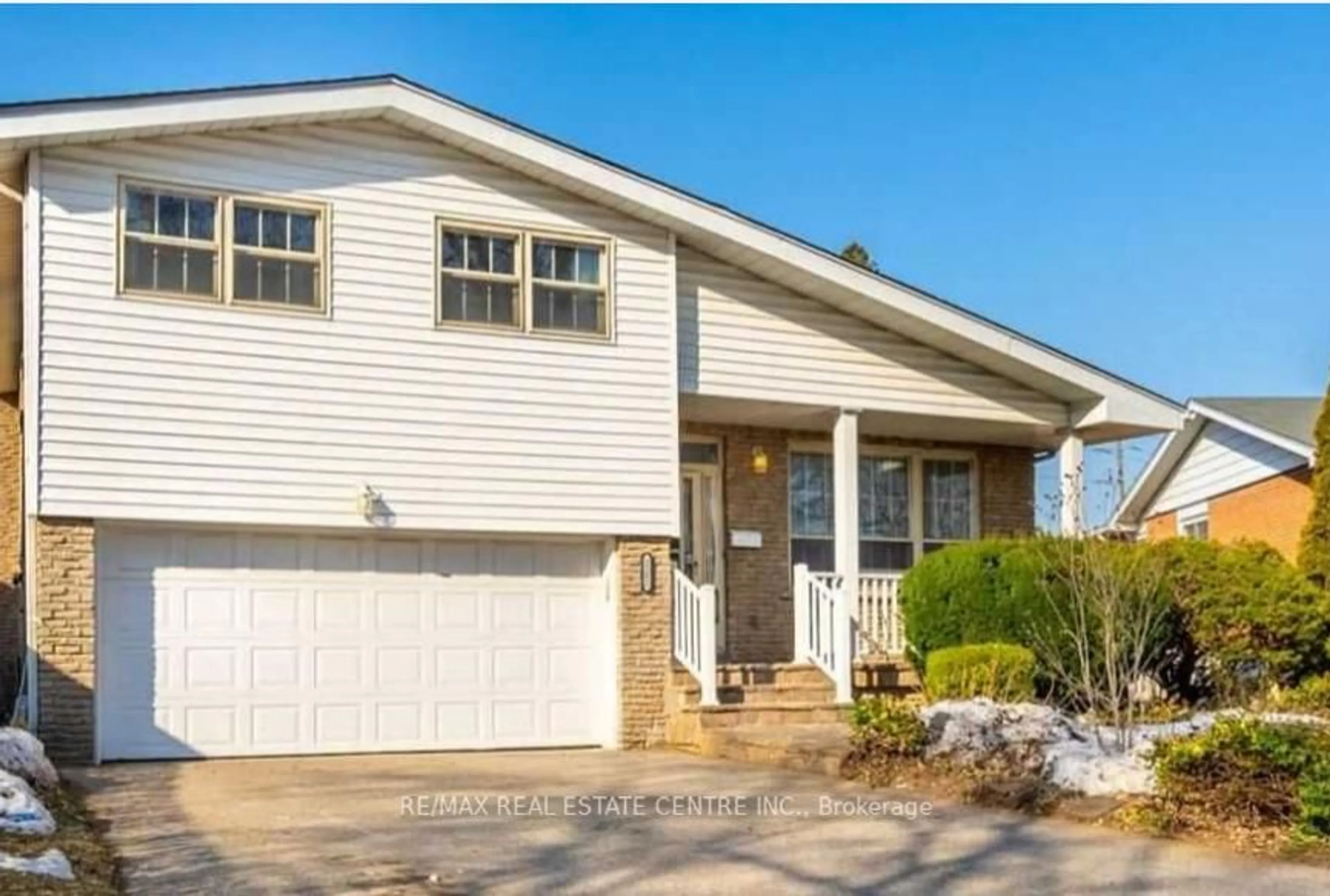 Home with vinyl exterior material, street for 2252 Kilgorie Crt, Mississauga Ontario L4Y 1X5