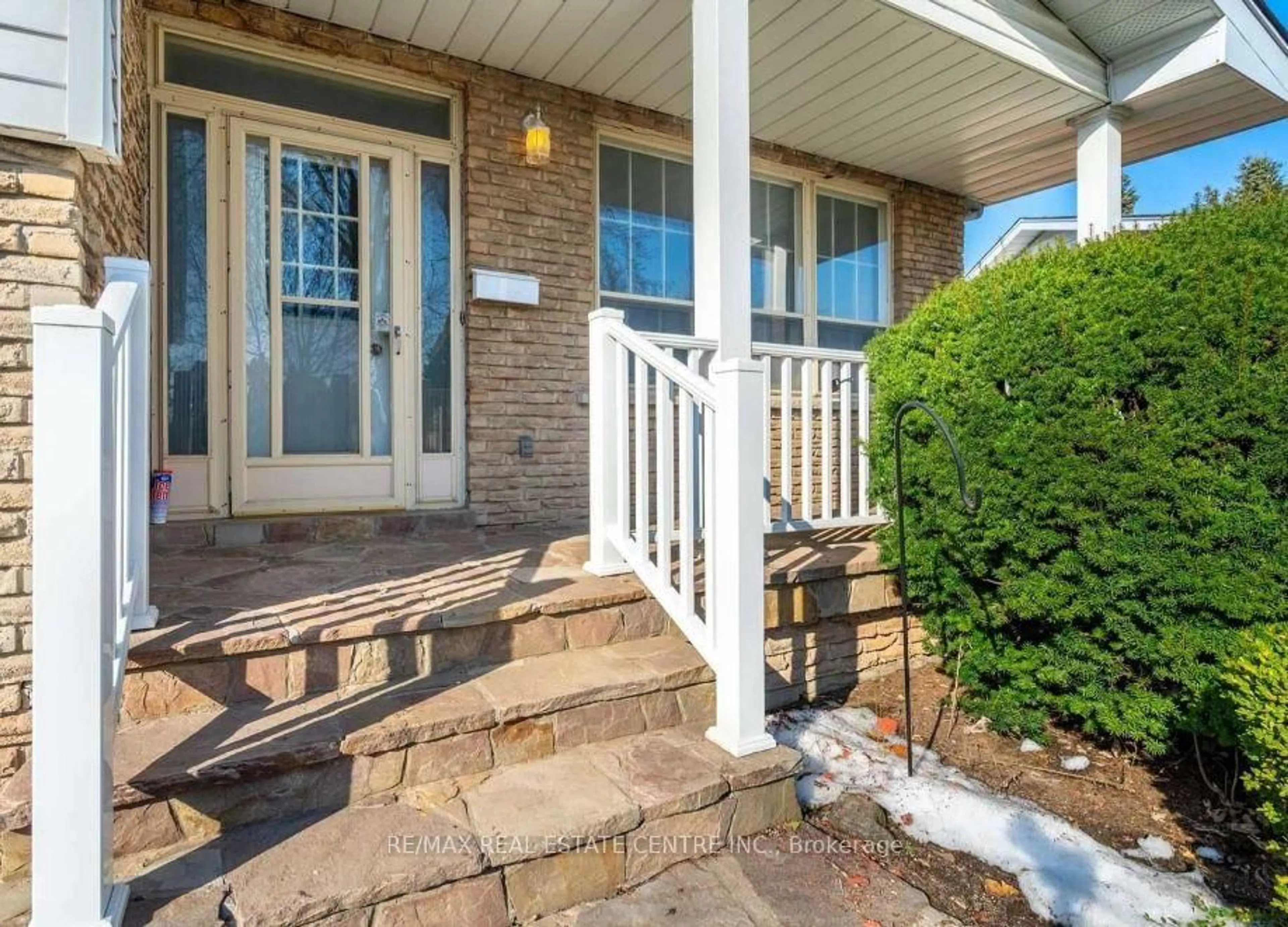 Indoor entryway for 2252 Kilgorie Crt, Mississauga Ontario L4Y 1X5