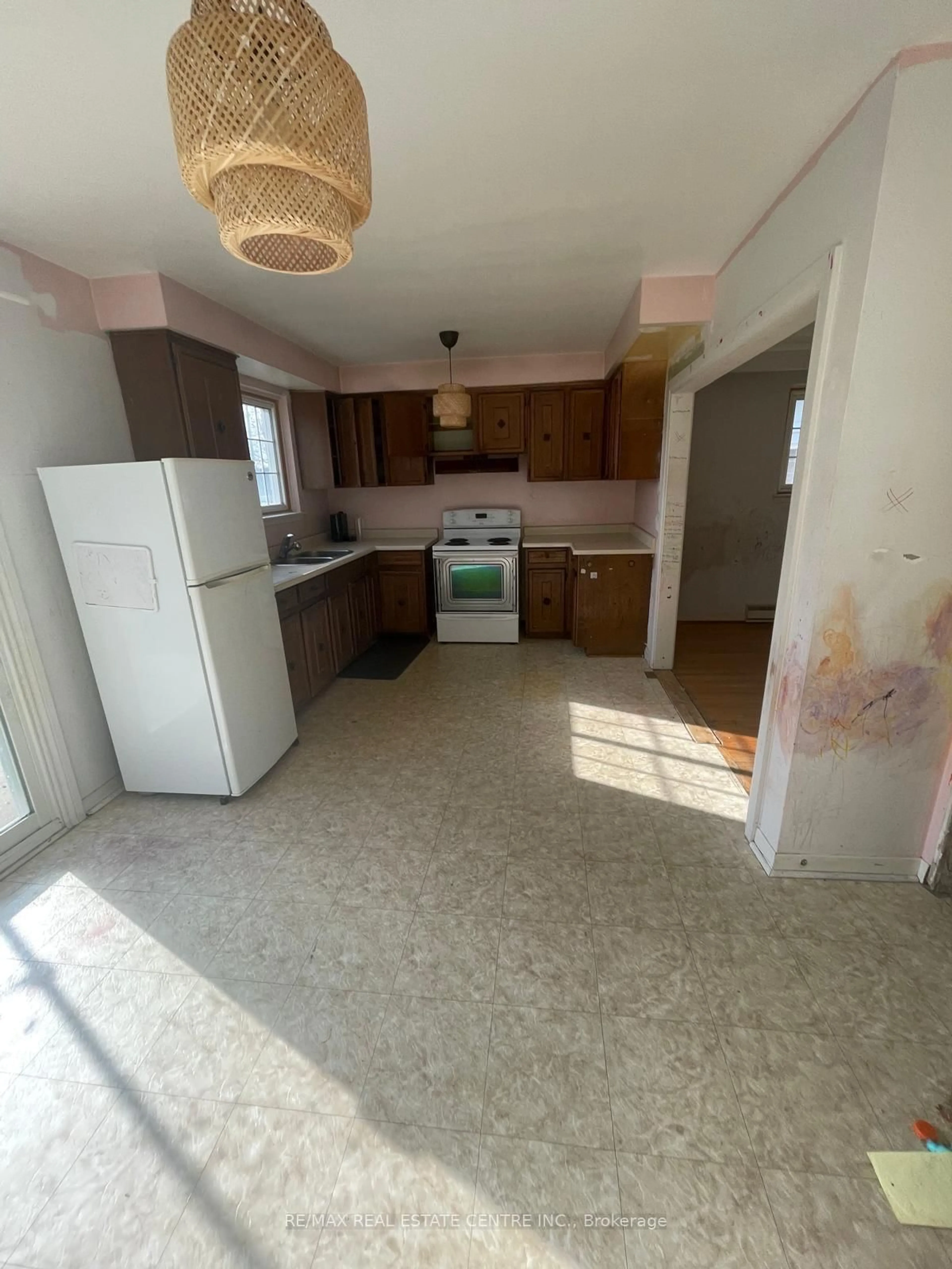 A pic of a room for 2252 Kilgorie Crt, Mississauga Ontario L4Y 1X5