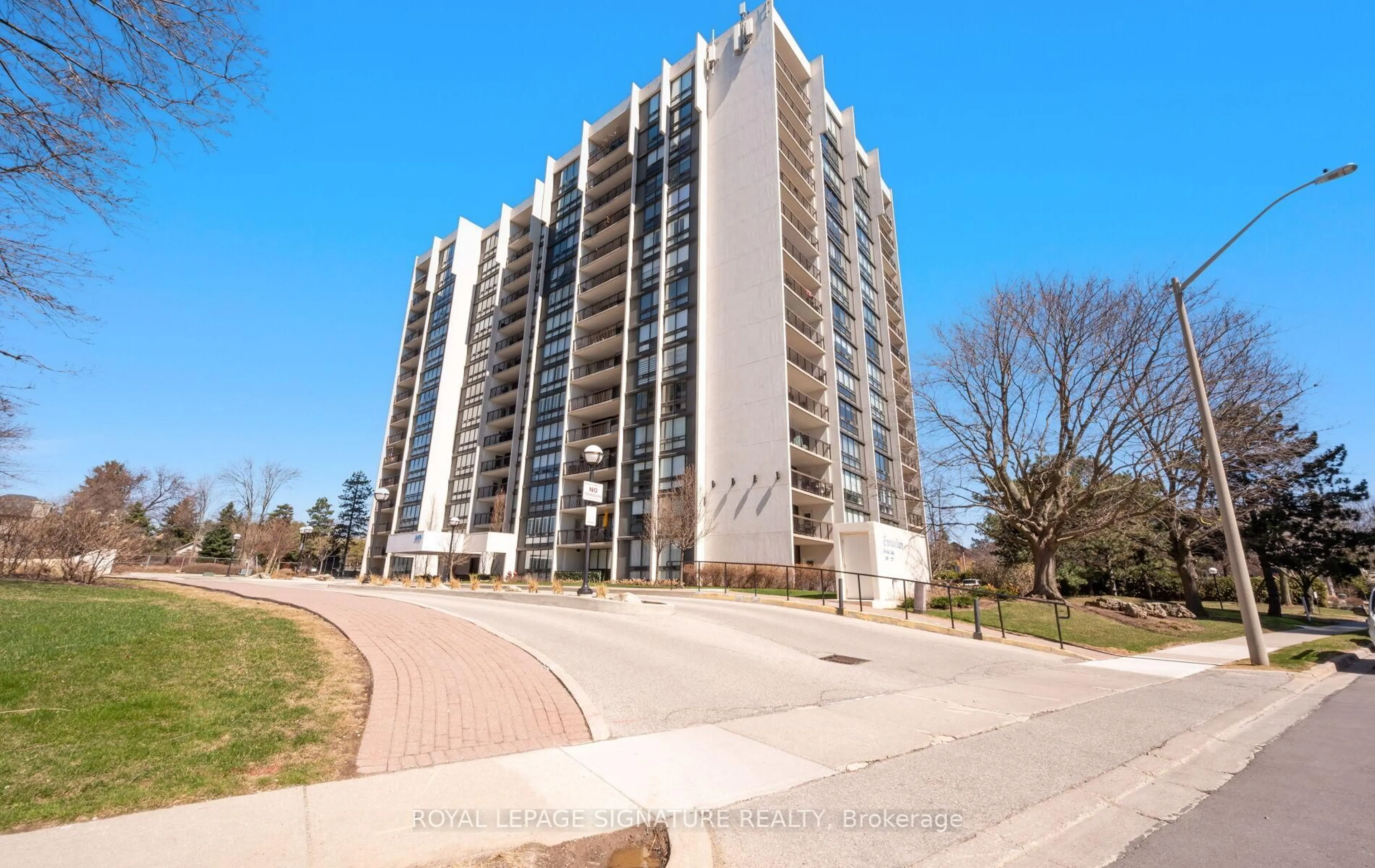 A pic from outside/outdoor area/front of a property/back of a property/a pic from drone, street for 2175 Marine Dr #1508, Oakville Ontario L6L 5L5