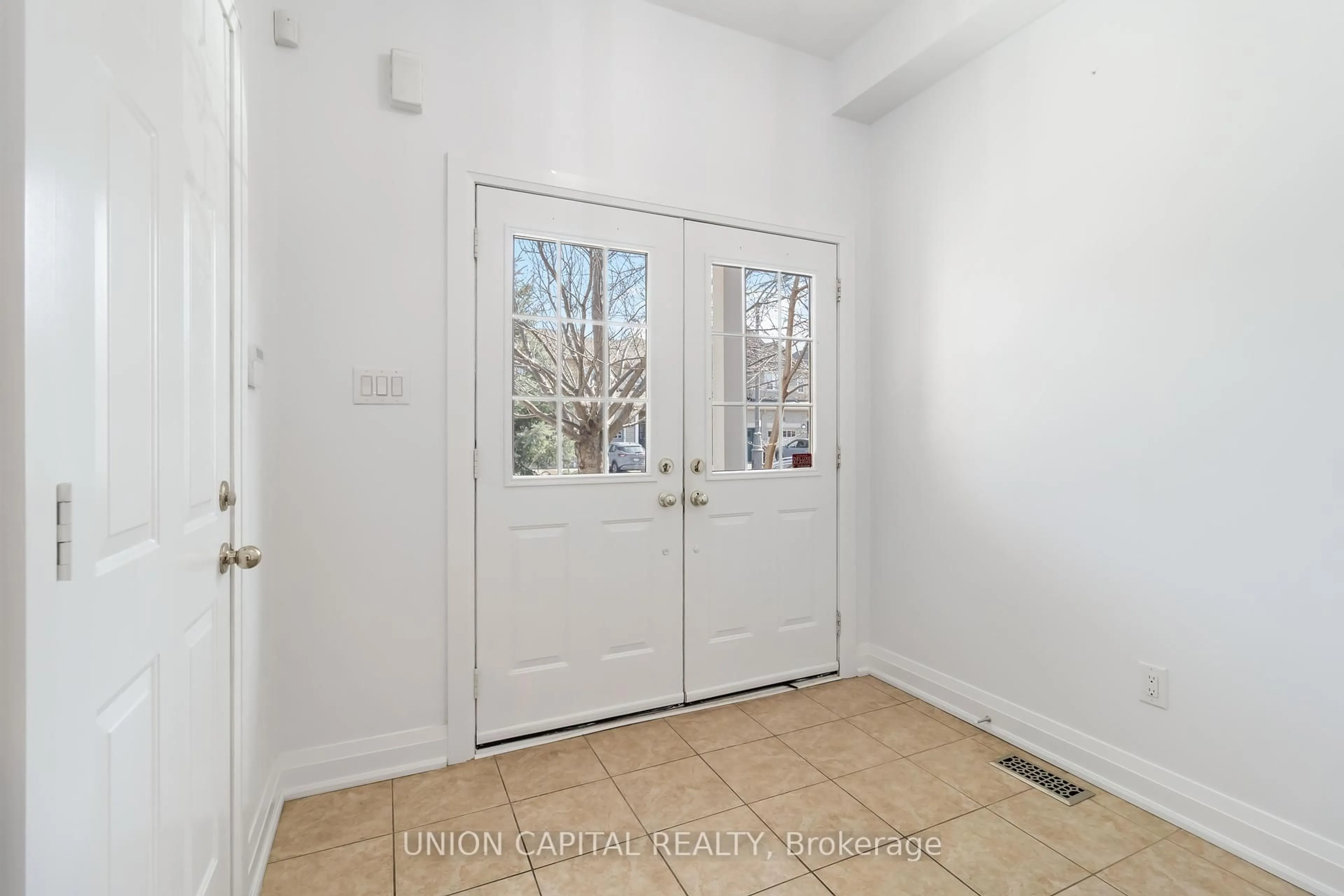 Indoor entryway for 5178 Angel Stone Dr, Mississauga Ontario L5M 0L4