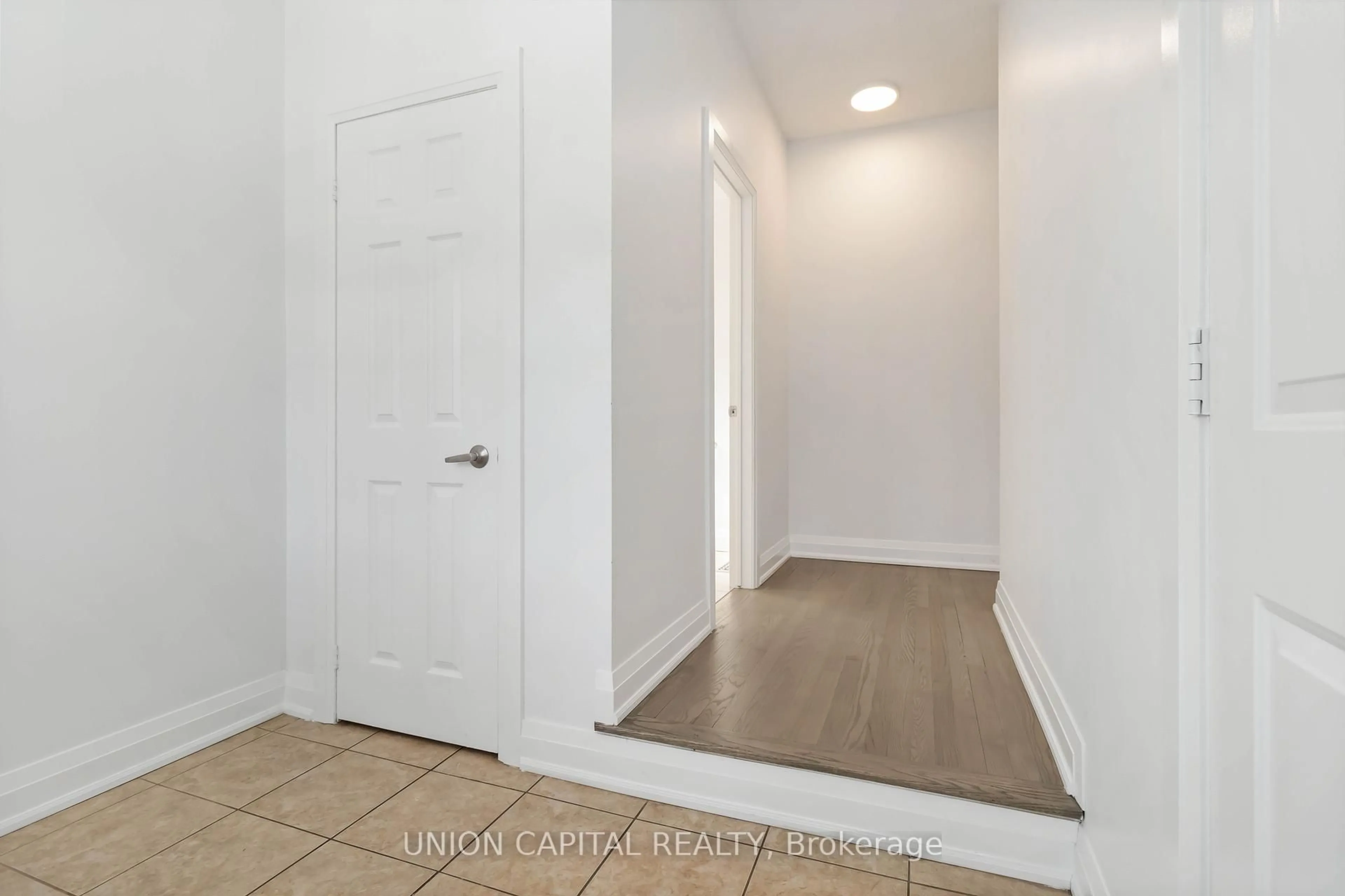 Indoor entryway for 5178 Angel Stone Dr, Mississauga Ontario L5M 0L4