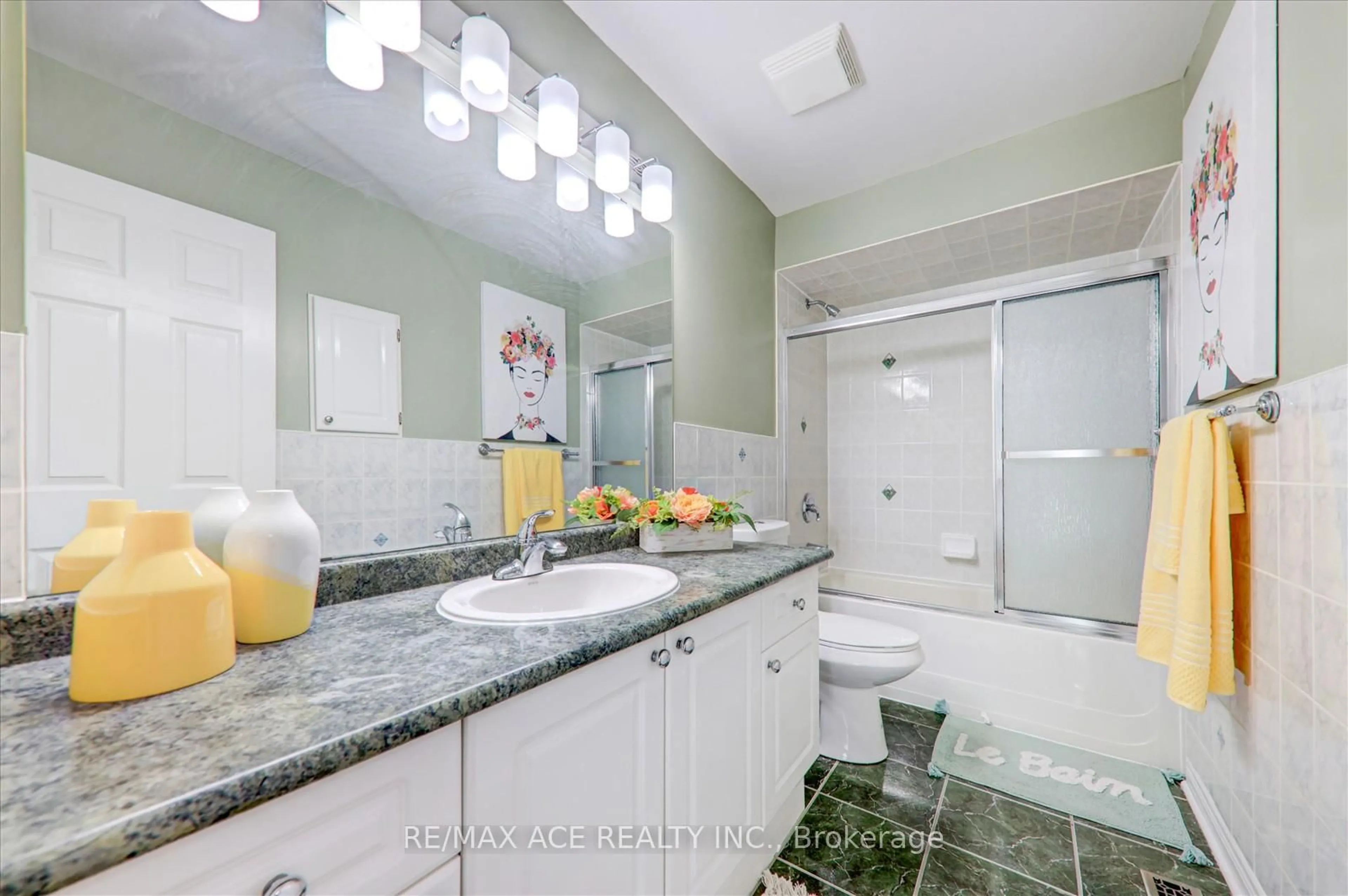 Standard bathroom, ceramic/tile floor for 62 Saffron Cres, Brampton Ontario L6S 6H7