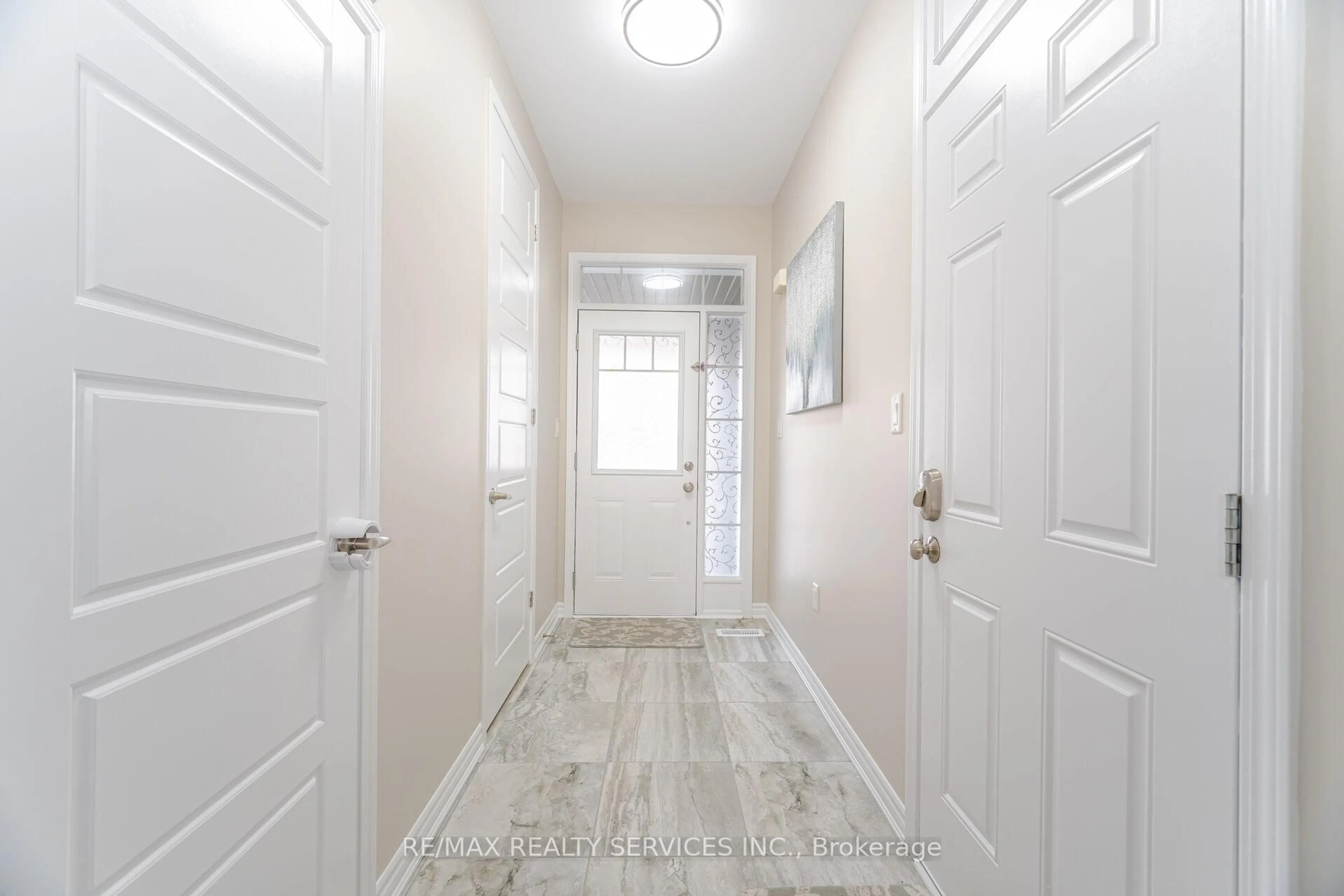Indoor entryway for 74 Phyllis Dr, Caledon Ontario L7C 4E2