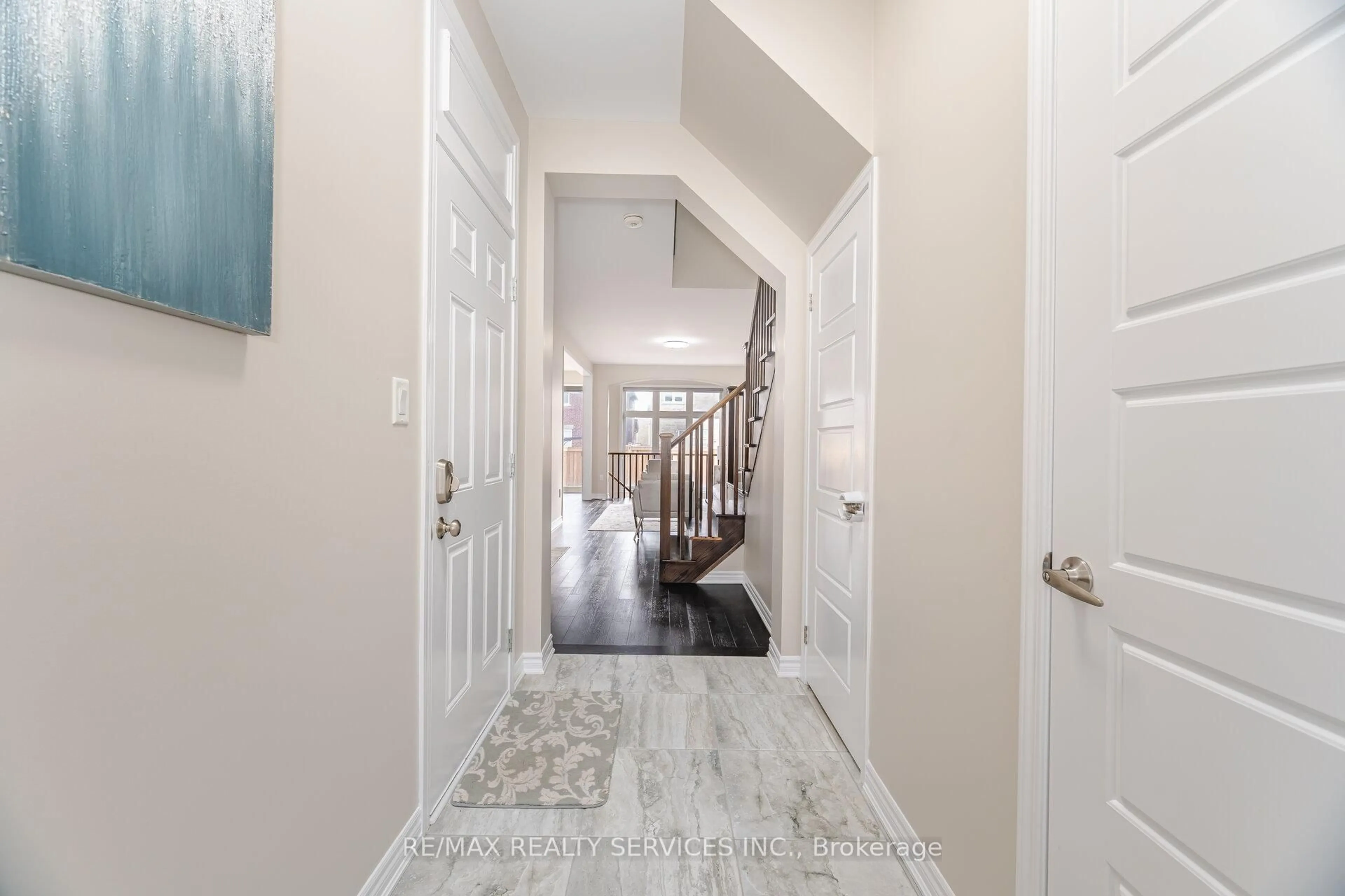 Indoor entryway for 74 Phyllis Dr, Caledon Ontario L7C 4E2