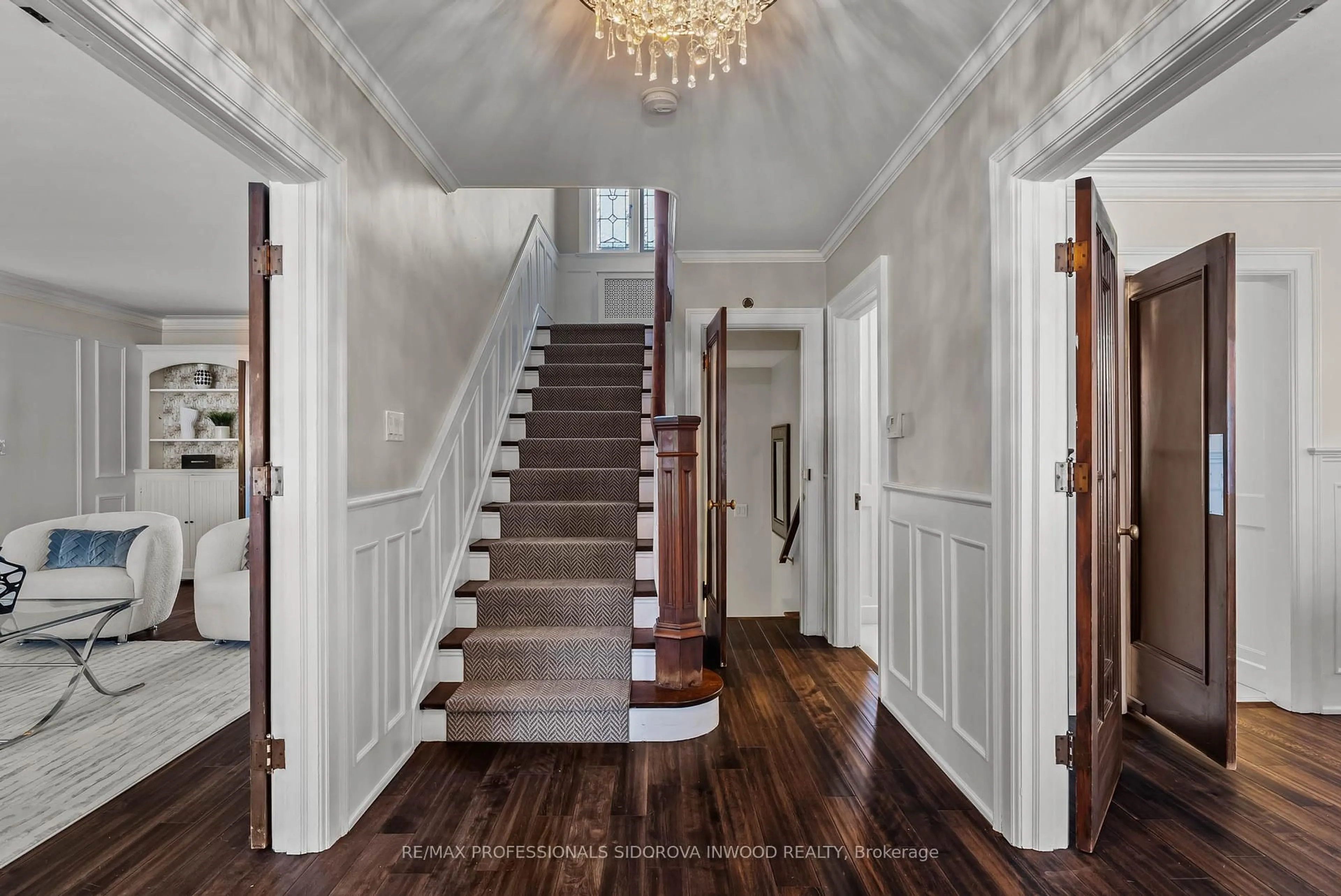 Indoor entryway for 6 Grenadier Hts, Toronto Ontario M6S 2W6