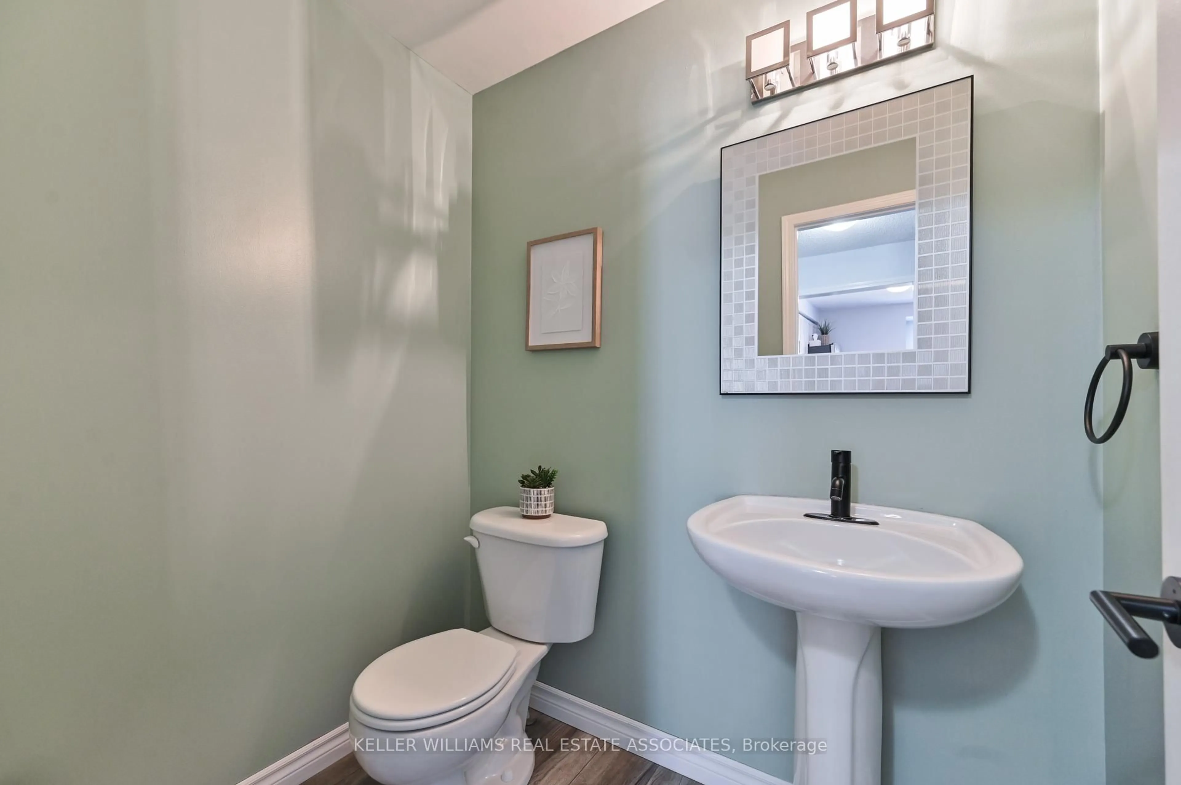 Standard bathroom, ceramic/tile floor for 647 Scott Blvd, Milton Ontario L9T 0P2